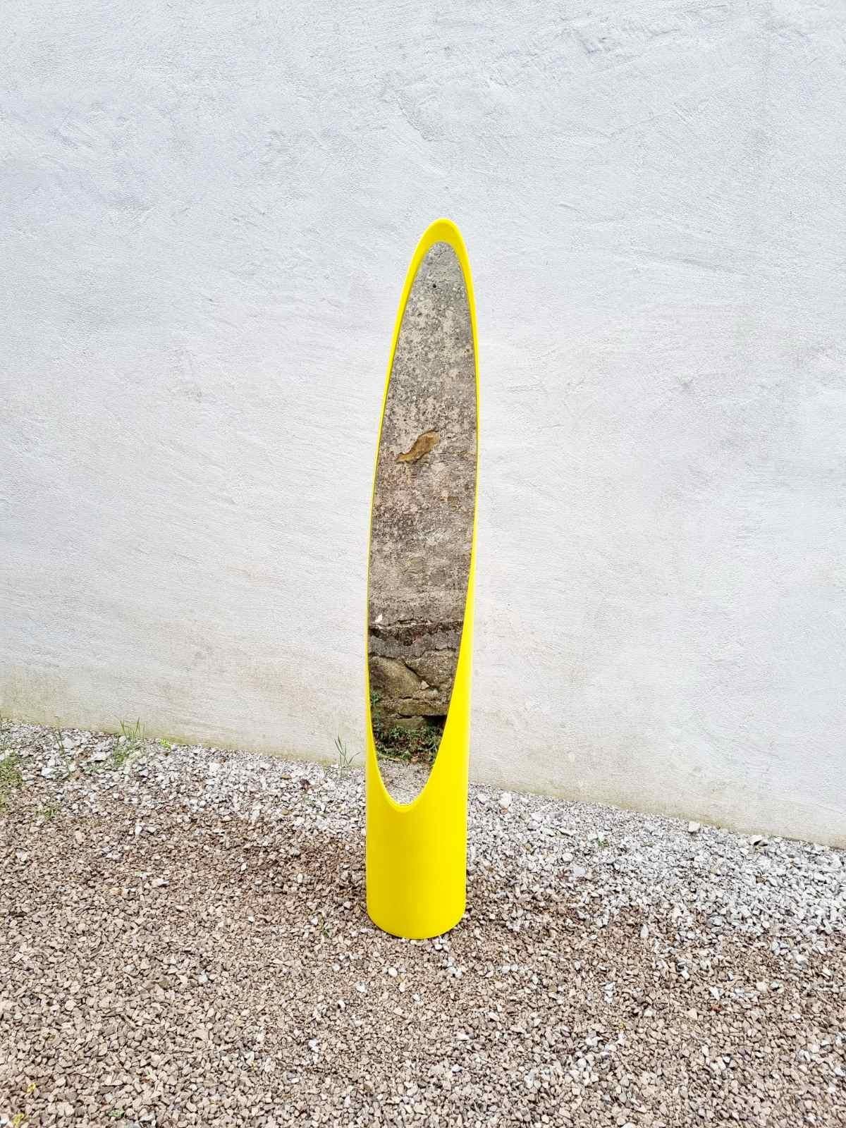 Espejo de pie amarillo modelo Unghia (clavo) diseñado por Rodolfo Bonetto en los años 70
Fabricado en Italia
Original de la época 
Repintado