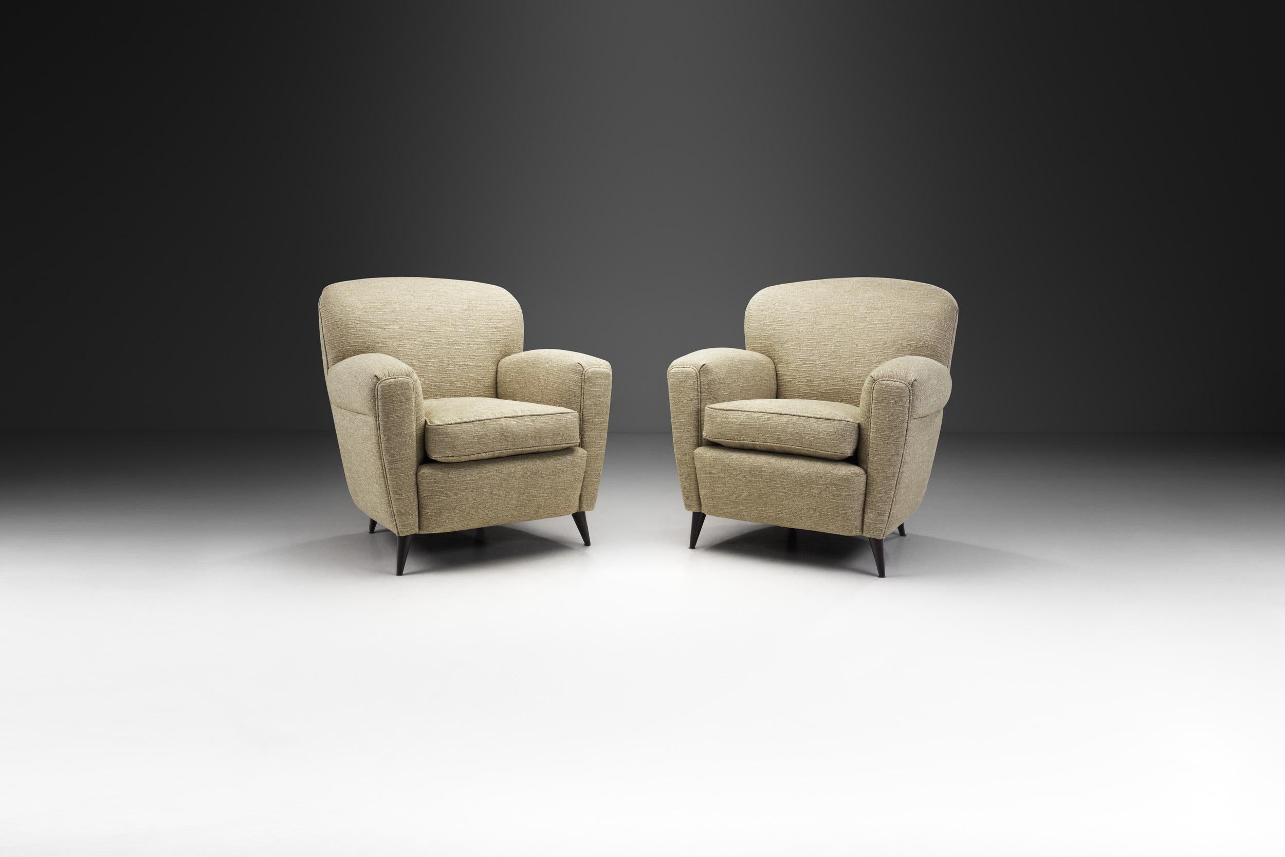 Die Mid-Century Modern-Ära zeichnet sich durch eine Mischung aus klassisch-modernen Designelementen und einer etwas moderneren Ausstrahlung aus. Dieses schöne Paar Italia-Loungesessel hat einen klassischen, komfortablen Stil, der ein Paradebeispiel