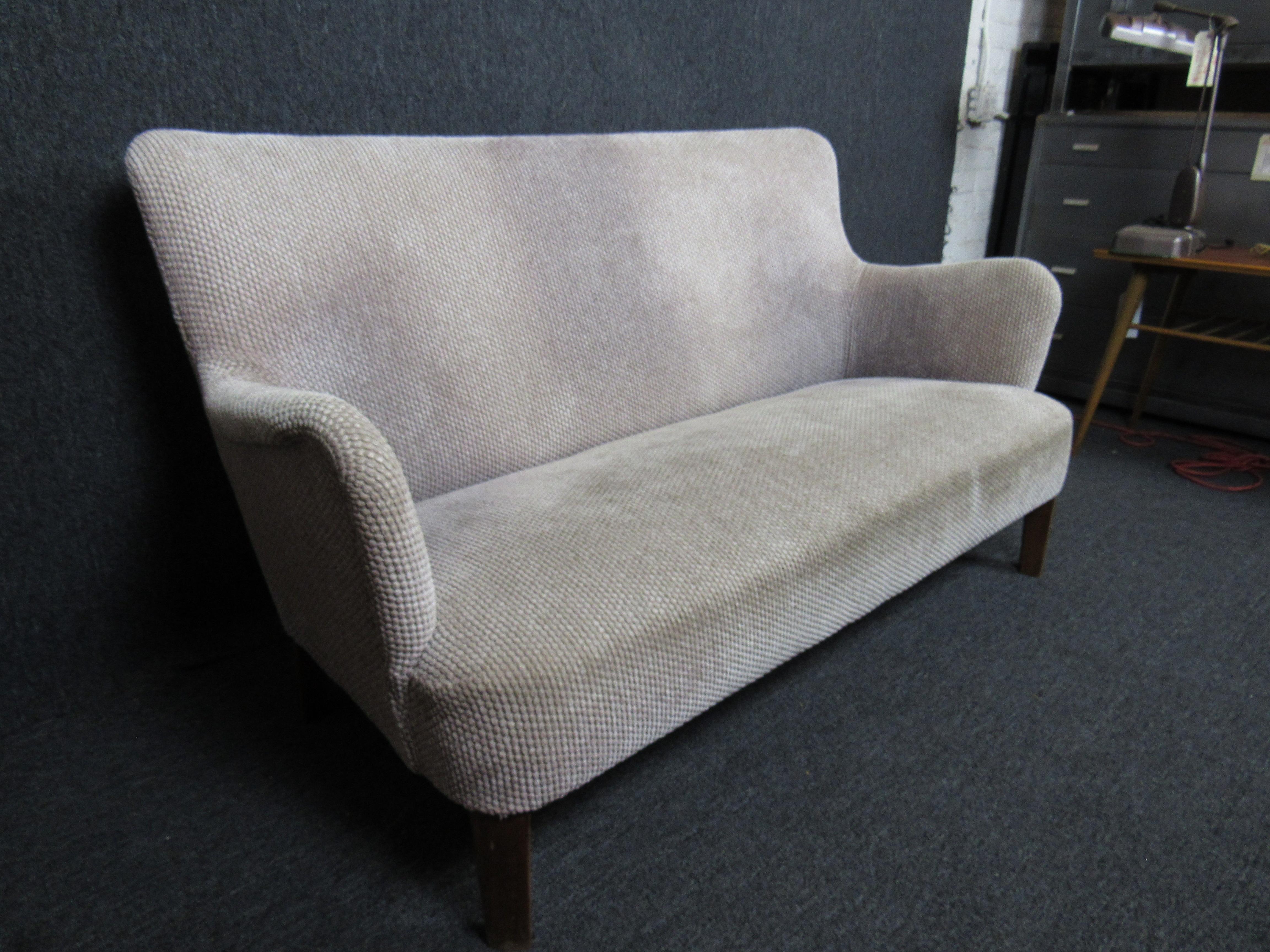 Italian Modern Upholstered Loveseat In Good Condition In Brooklyn, NY