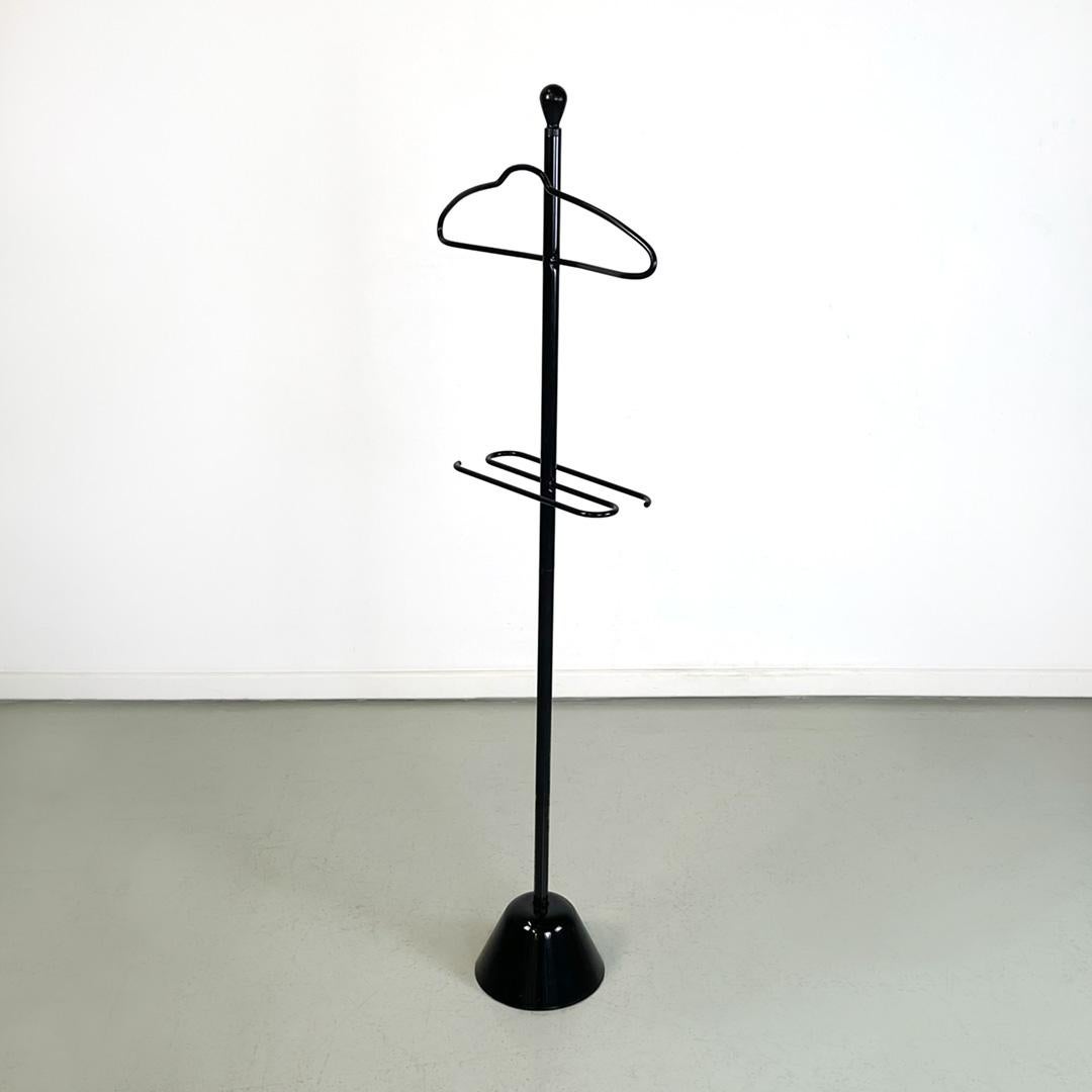 Italian modern valet stand Servietto 36 Achille Castiglioni for Zanotta, 1980s
Valet stand mod. 36, also called Servonotte, with central structure in black painted tubular steel. At the top there is a hanger and a knob. The coat hanger arm, also in