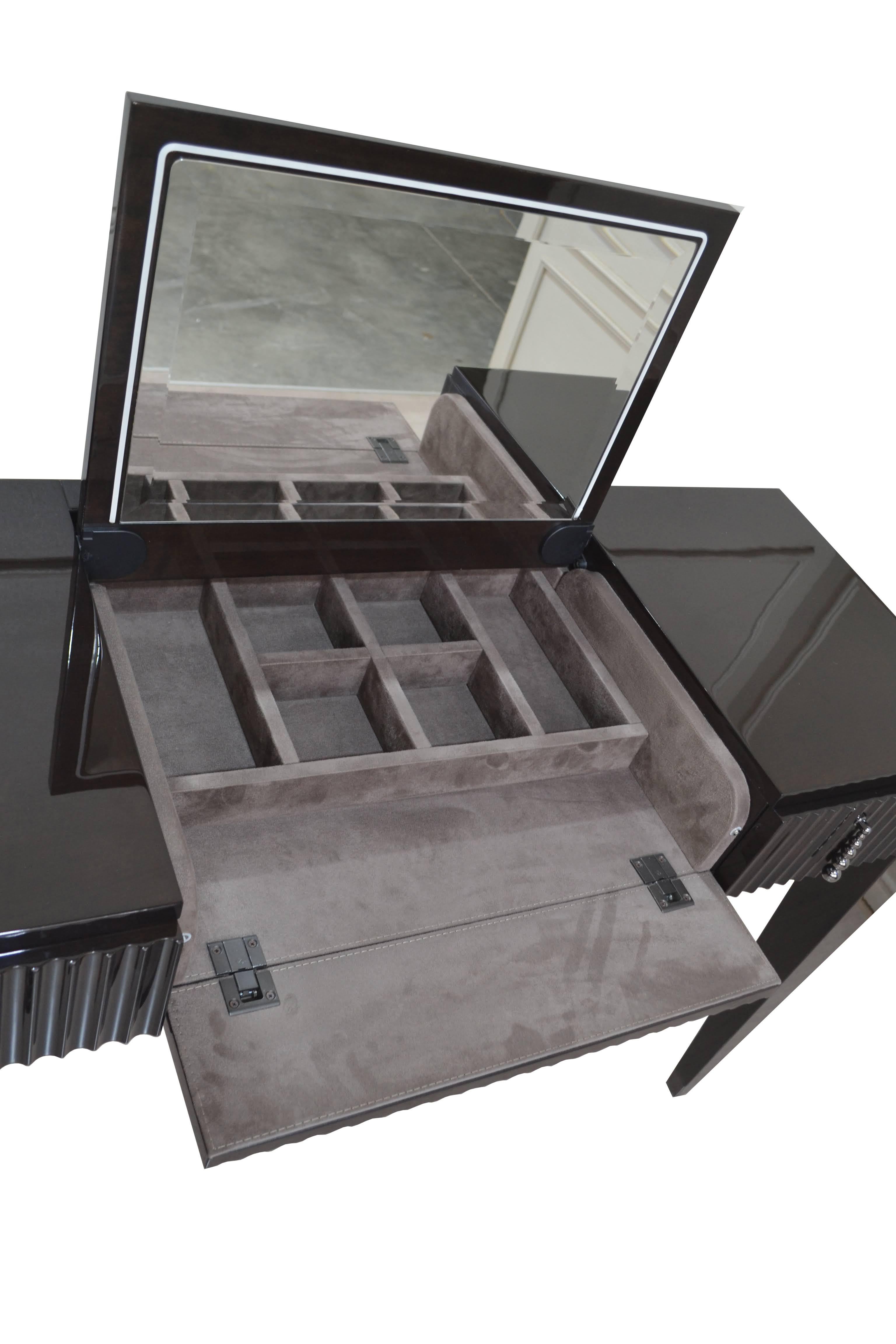 Très élégante table de toilette italienne en placage d'acajou brun foncé du style de l'époque Art Déco reposant sur quatre pieds avec une finition polie brillante. Dans le style du CAVIO, avec deux tiroirs, qui sont tapissés à l'intérieur. Ses