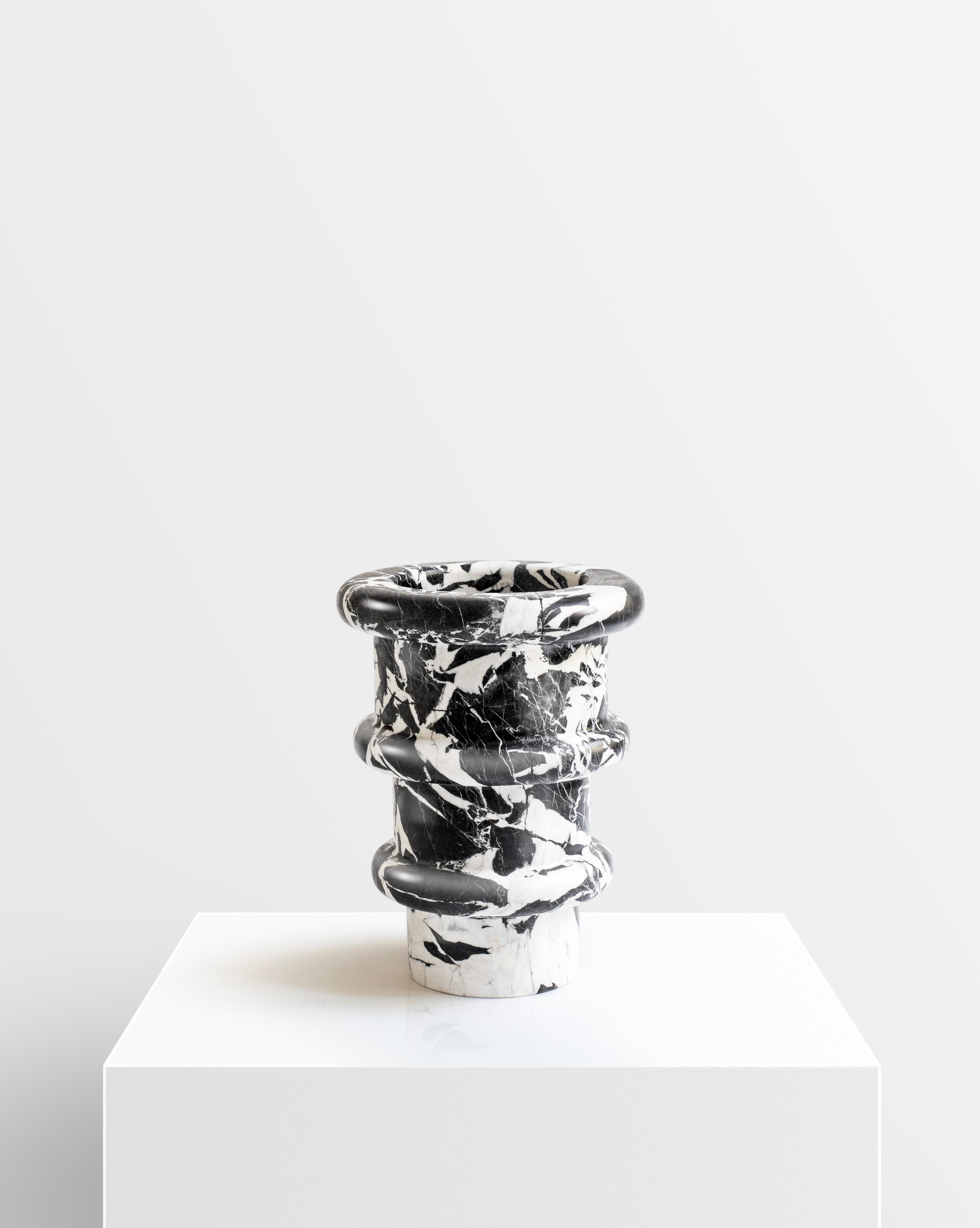 Ce vase en marbre 