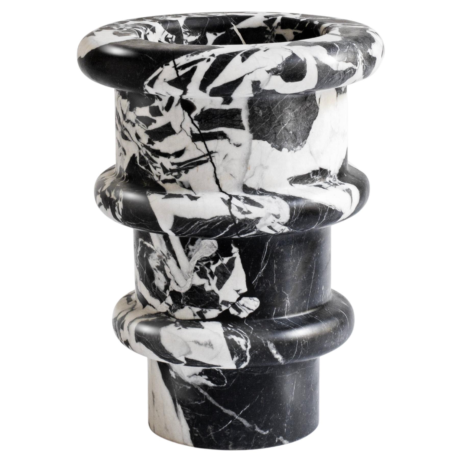 Vase The Moderns italien en marbre naturel grand antique, noir et blanc en vente
