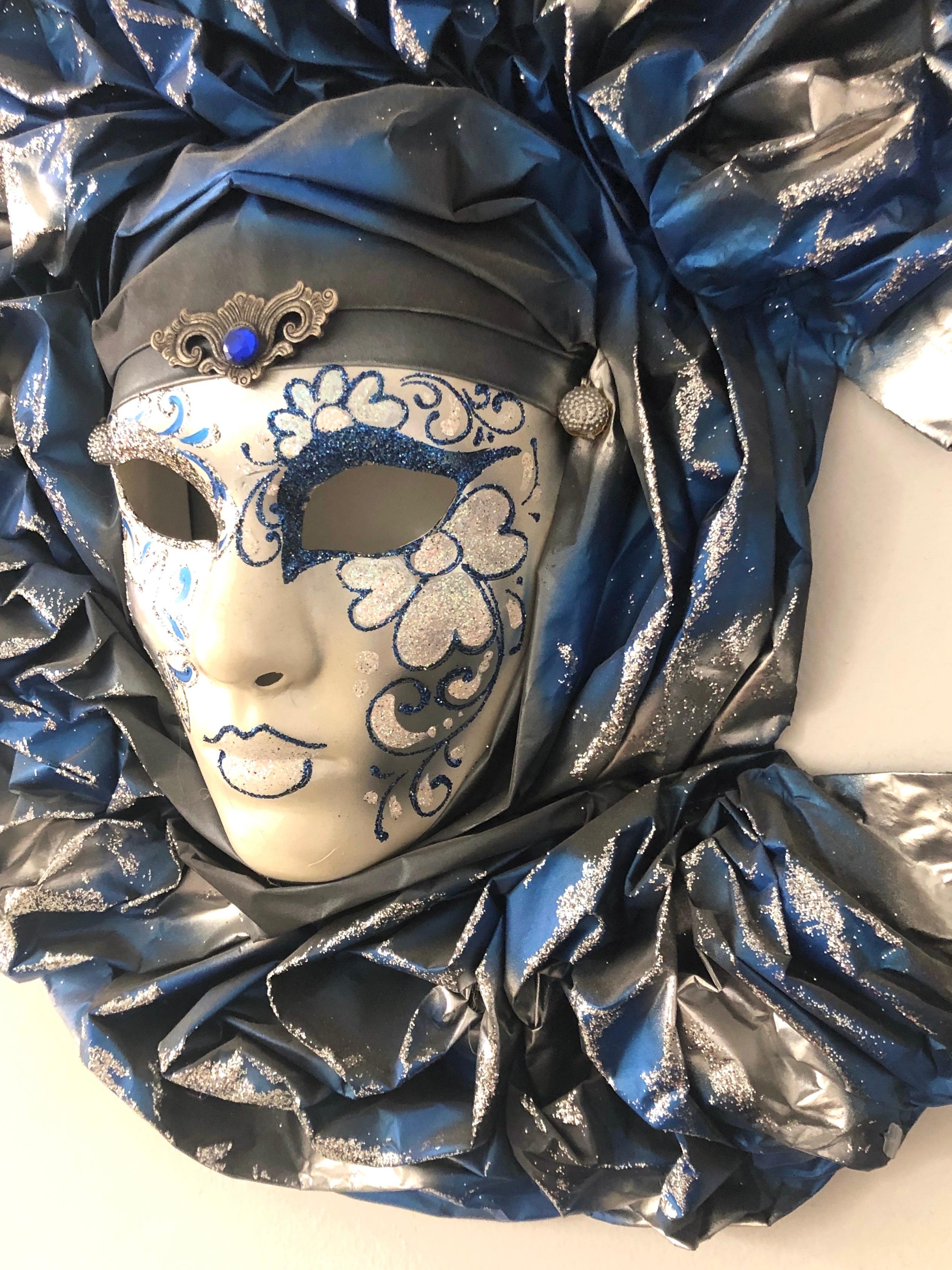 Maschera a pieghe in argento, bianco e blu, realizzata a mano per il Carnevale veneziano moderno. in vendita 2