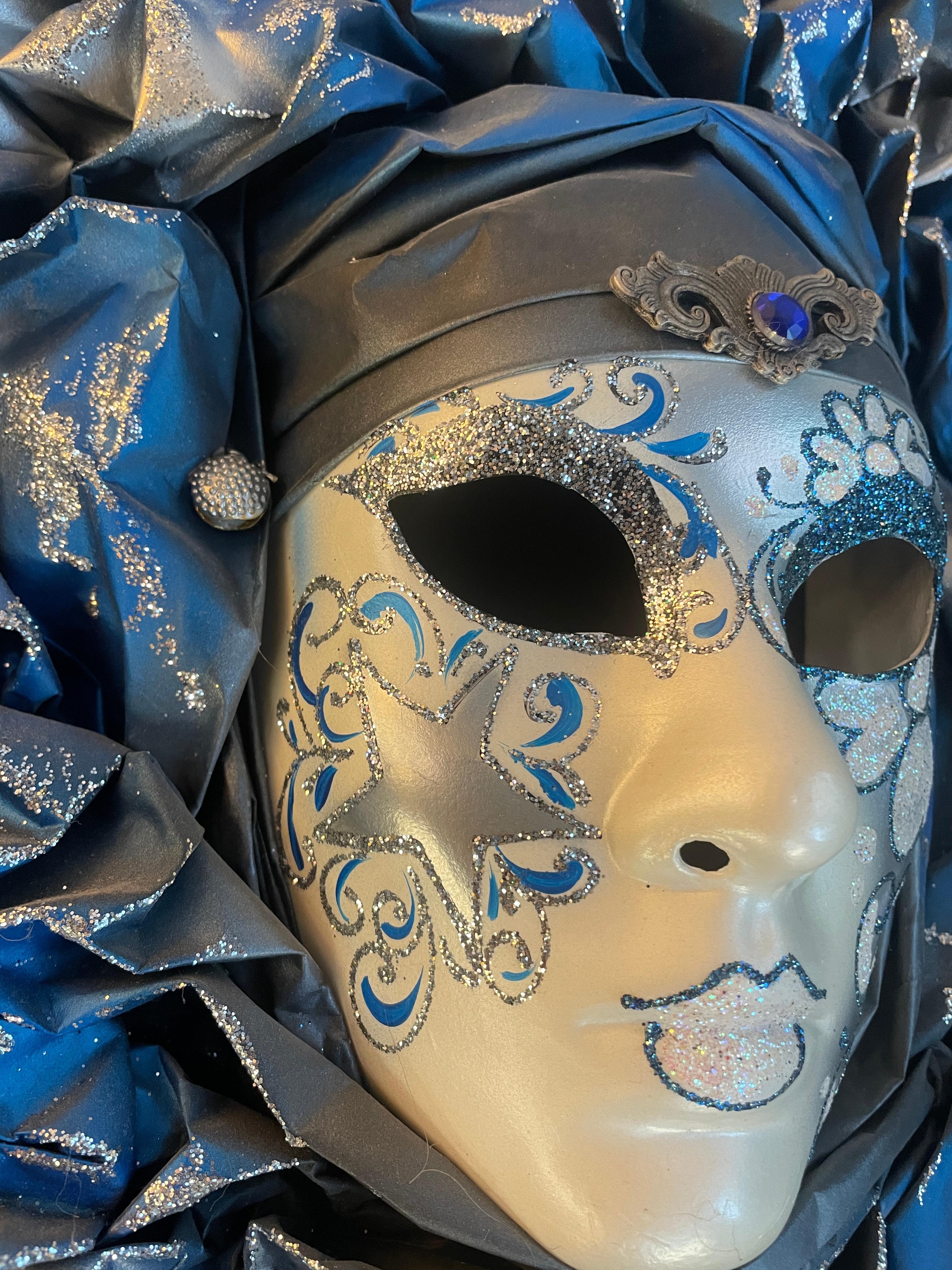 Questa maschera Folk Art è una vera creazione veneziana, interamente disegnata e realizzata a mano. Gli artisti italiani hanno realizzato questo pezzo nel pieno rispetto delle tradizioni artigianali e seguendo gli originali disegni sviluppati a