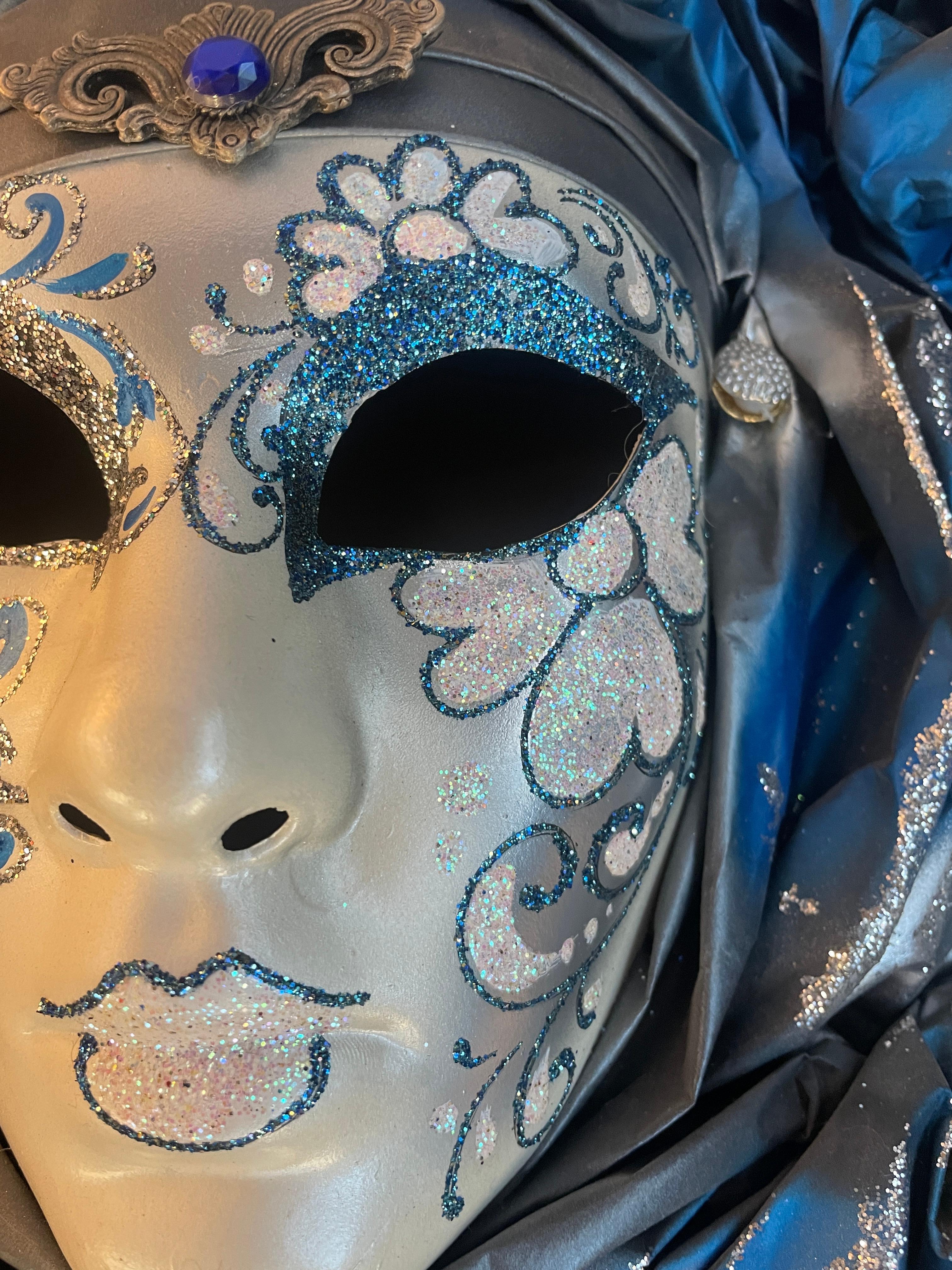Bohémien Maschera a pieghe in argento, bianco e blu, realizzata a mano per il Carnevale veneziano moderno. in vendita