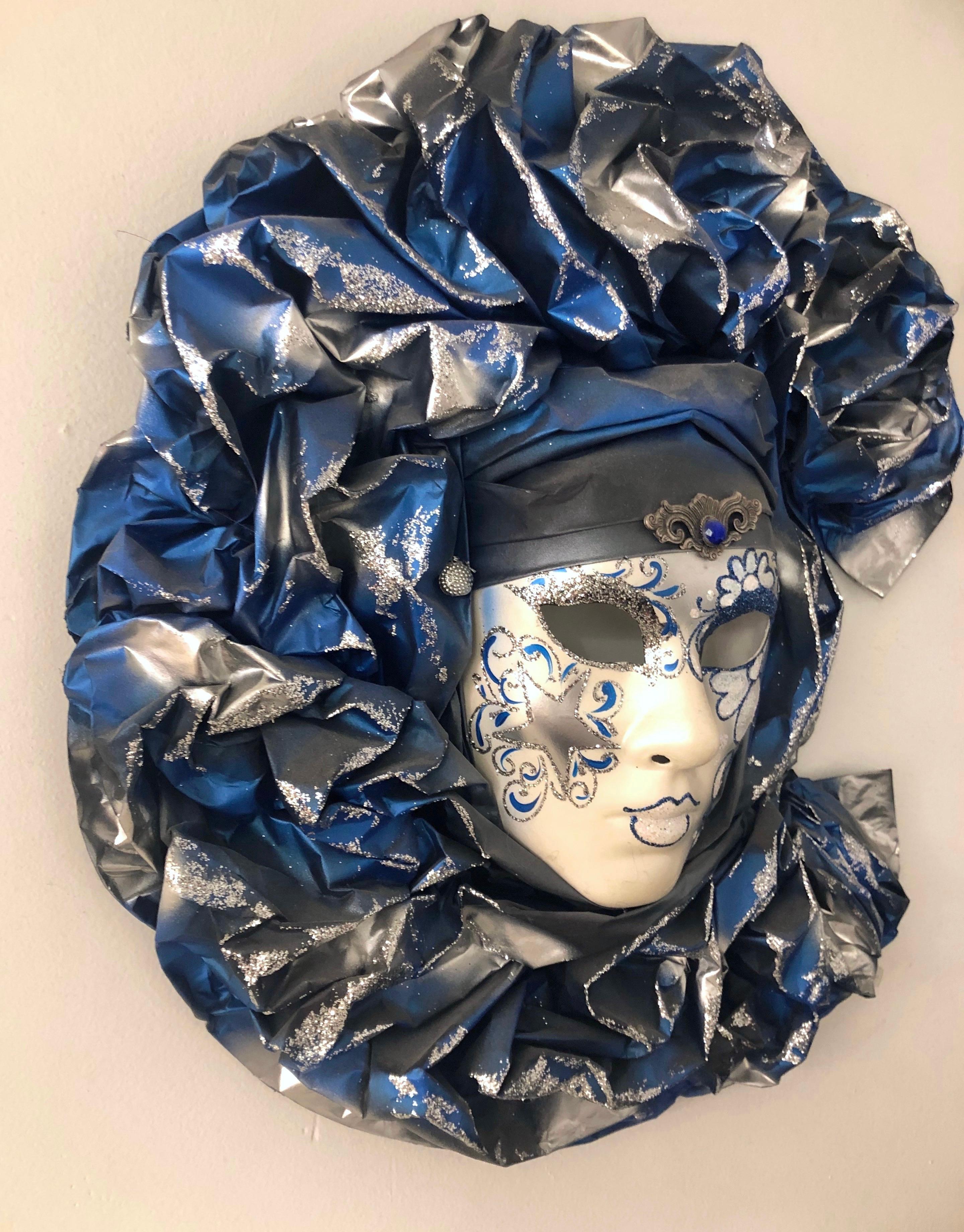 Italiano Maschera a pieghe in argento, bianco e blu, realizzata a mano per il Carnevale veneziano moderno. in vendita