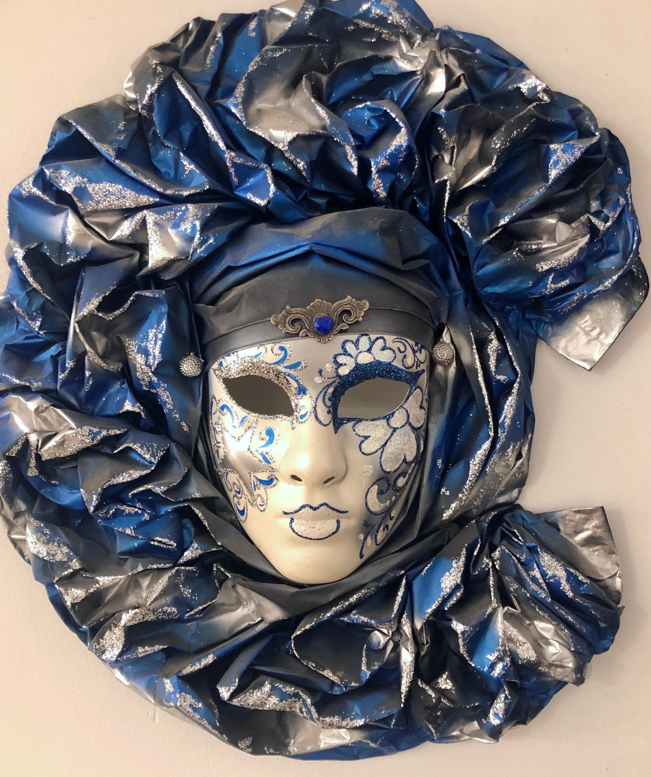 Fatto a mano Maschera a pieghe in argento, bianco e blu, realizzata a mano per il Carnevale veneziano moderno. in vendita