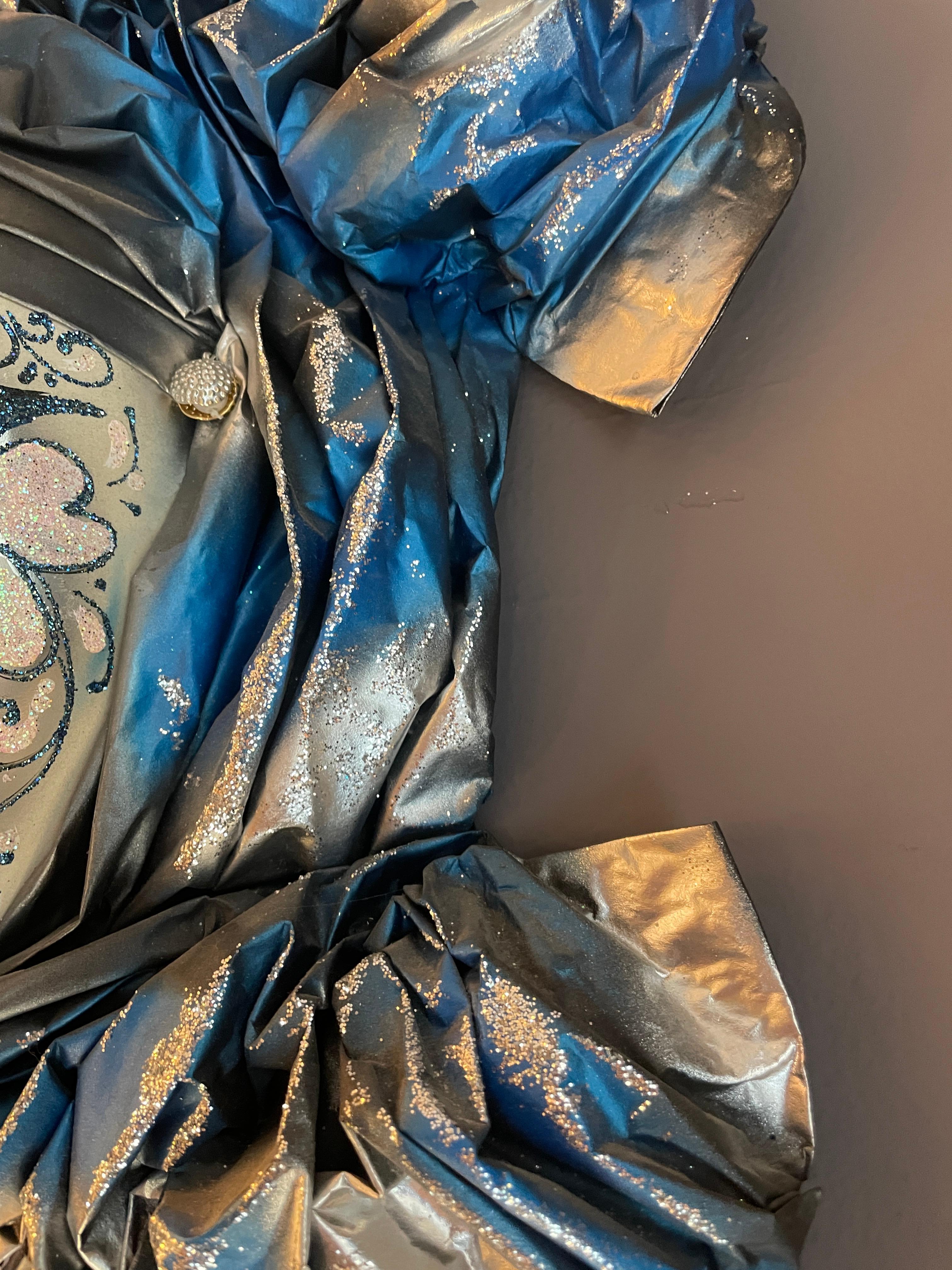 Maschera a pieghe in argento, bianco e blu, realizzata a mano per il Carnevale veneziano moderno. In condizioni buone in vendita a New York, NY