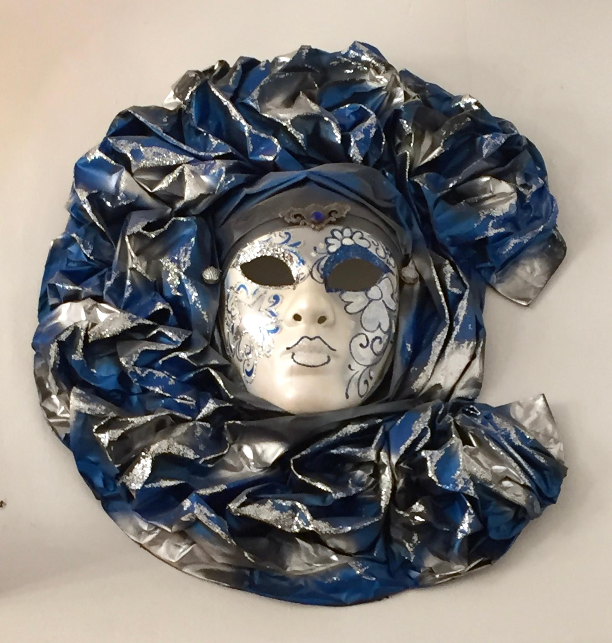 Tessuto Maschera a pieghe in argento, bianco e blu, realizzata a mano per il Carnevale veneziano moderno. in vendita