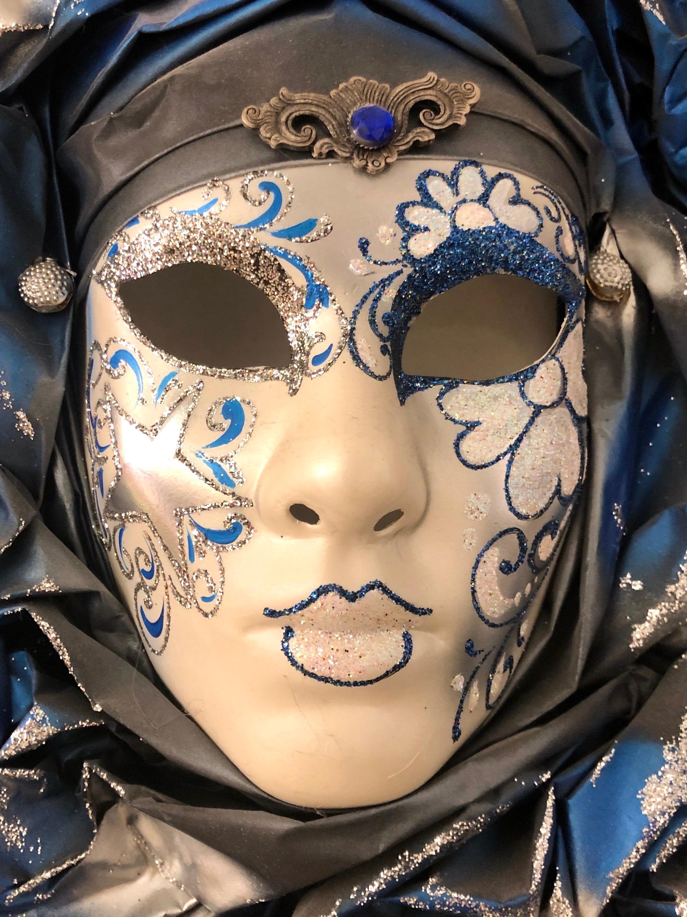 Maschera a pieghe in argento, bianco e blu, realizzata a mano per il Carnevale veneziano moderno. in vendita 1