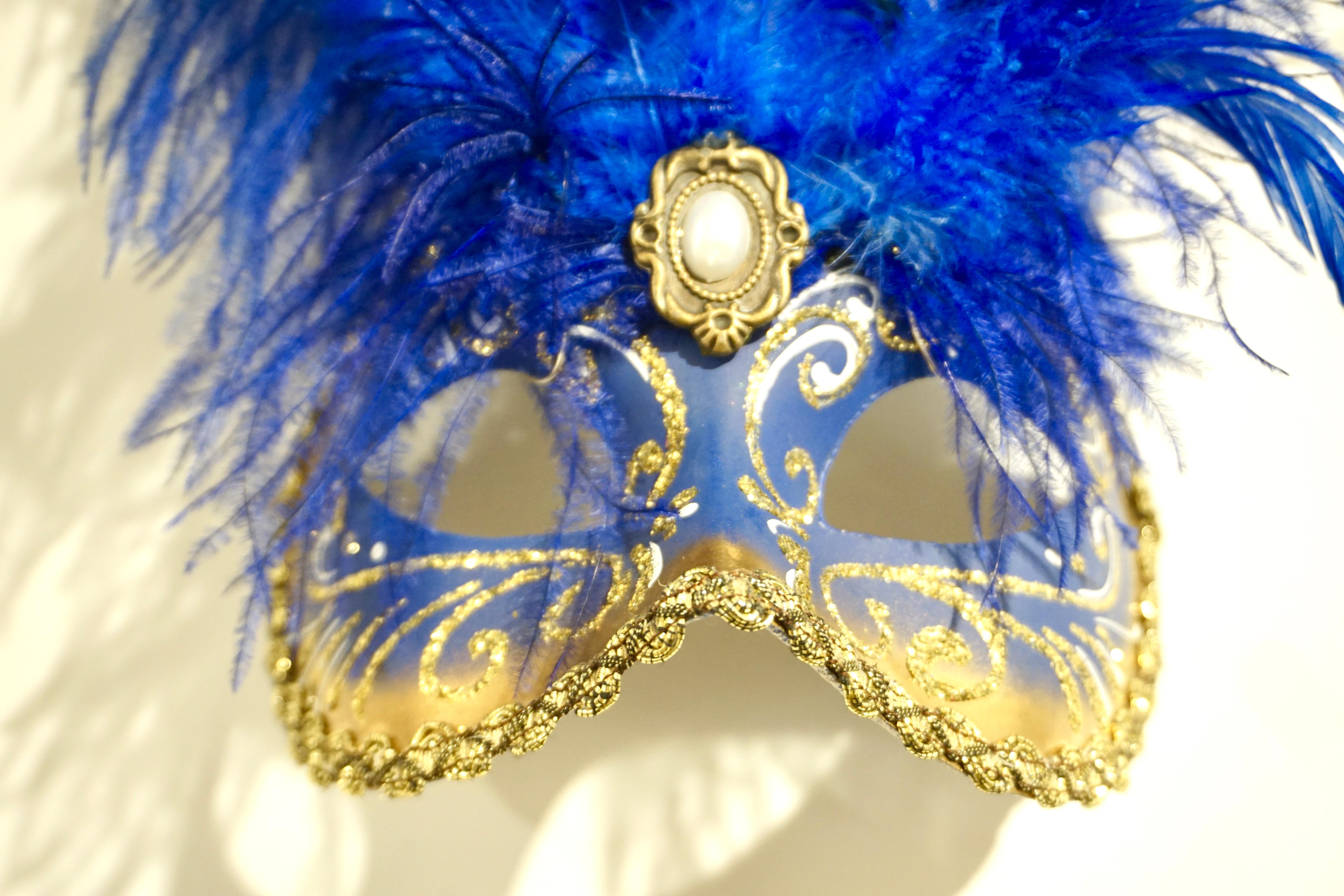 Ce masque Folk Art bleu cobalt est une véritable création vénitienne, entièrement dessinée et réalisée à la main avec un décor en or et en pierre blanche. 
Les artistes italiens ont réalisé cette pièce dans le respect des traditions artisanales et
