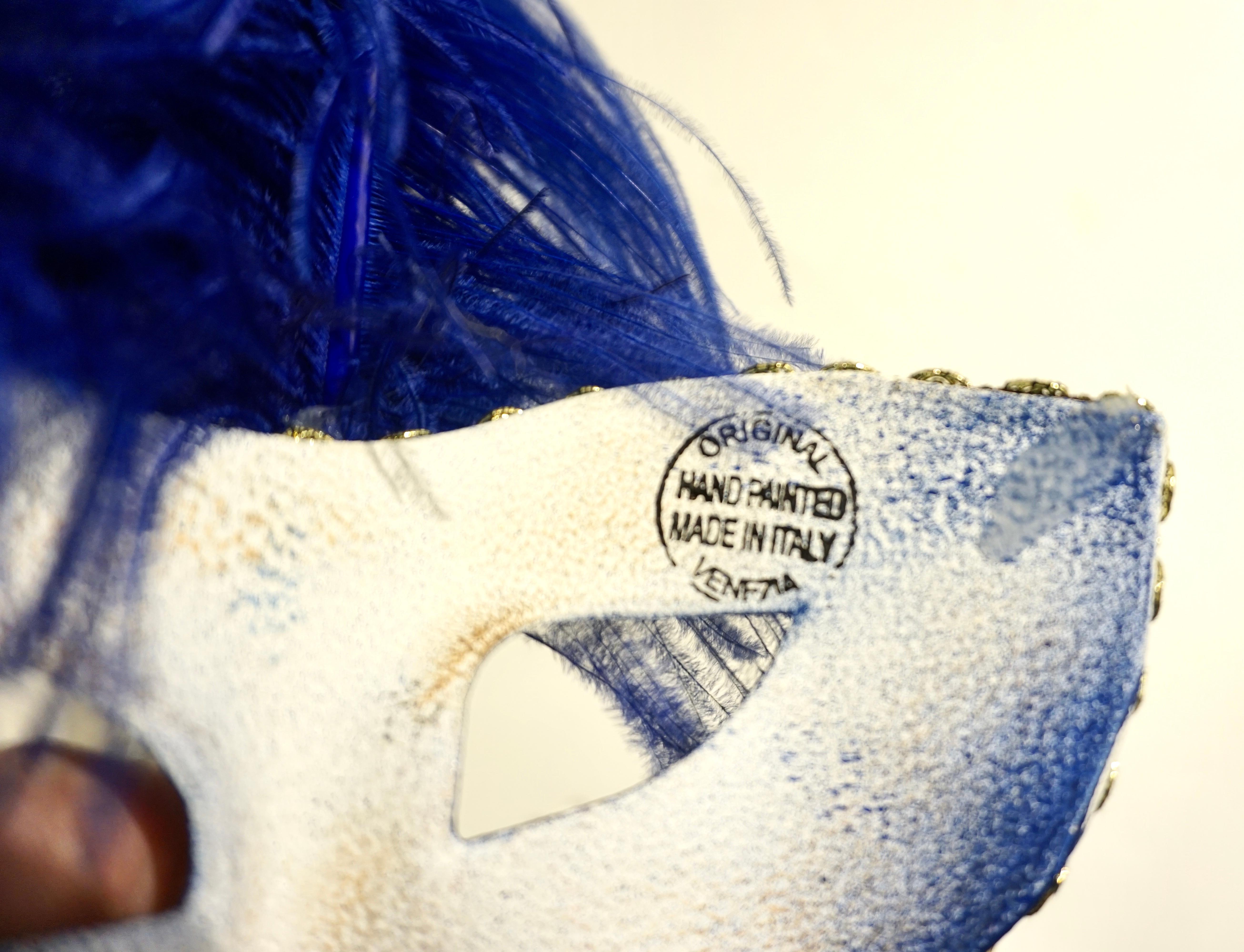 Artisanat Masque de carnaval vénitien moderne italien fait à la main, bleu et or avec plumes en vente