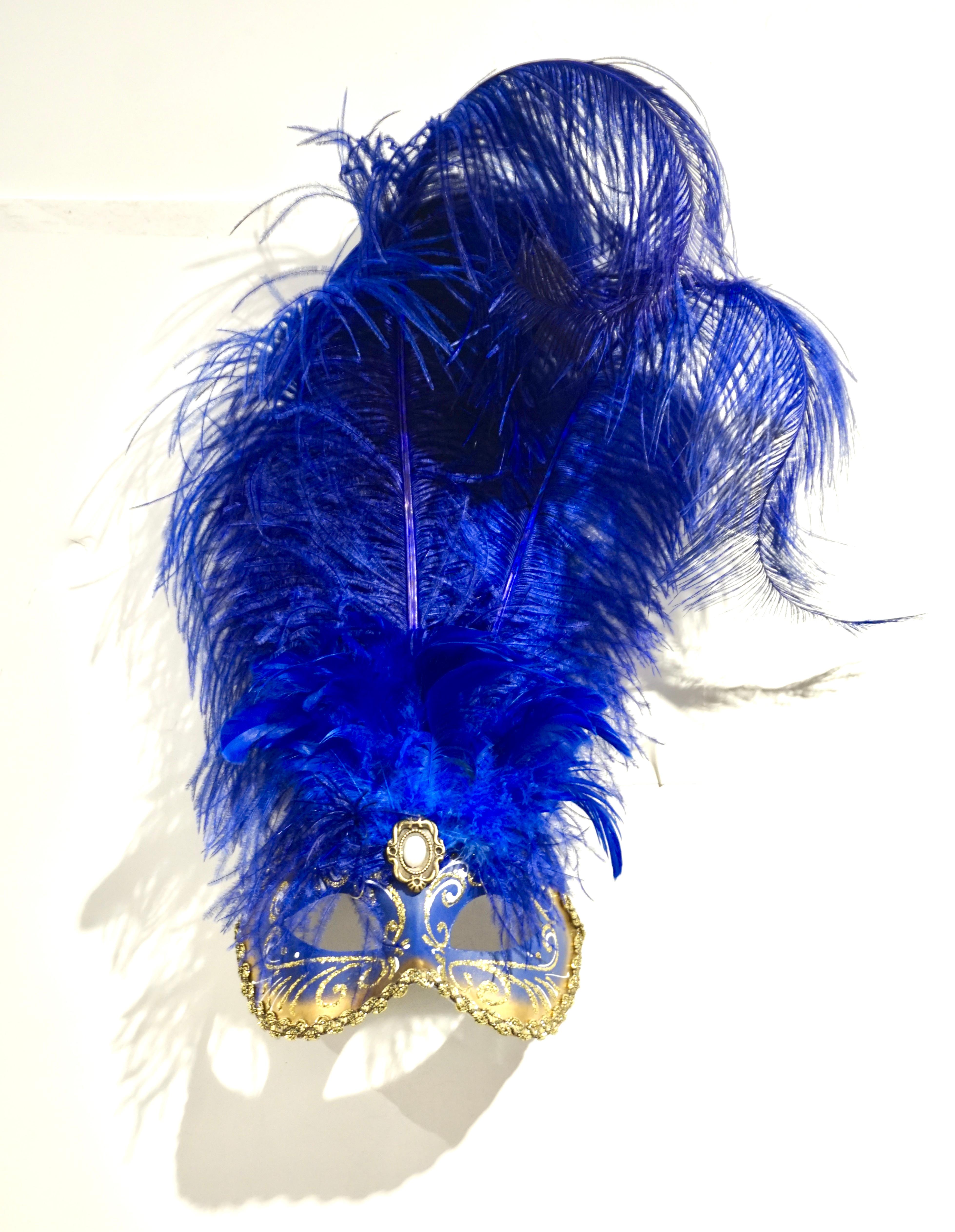 Masque de carnaval vénitien moderne italien fait à la main, bleu et or avec plumes en vente 1