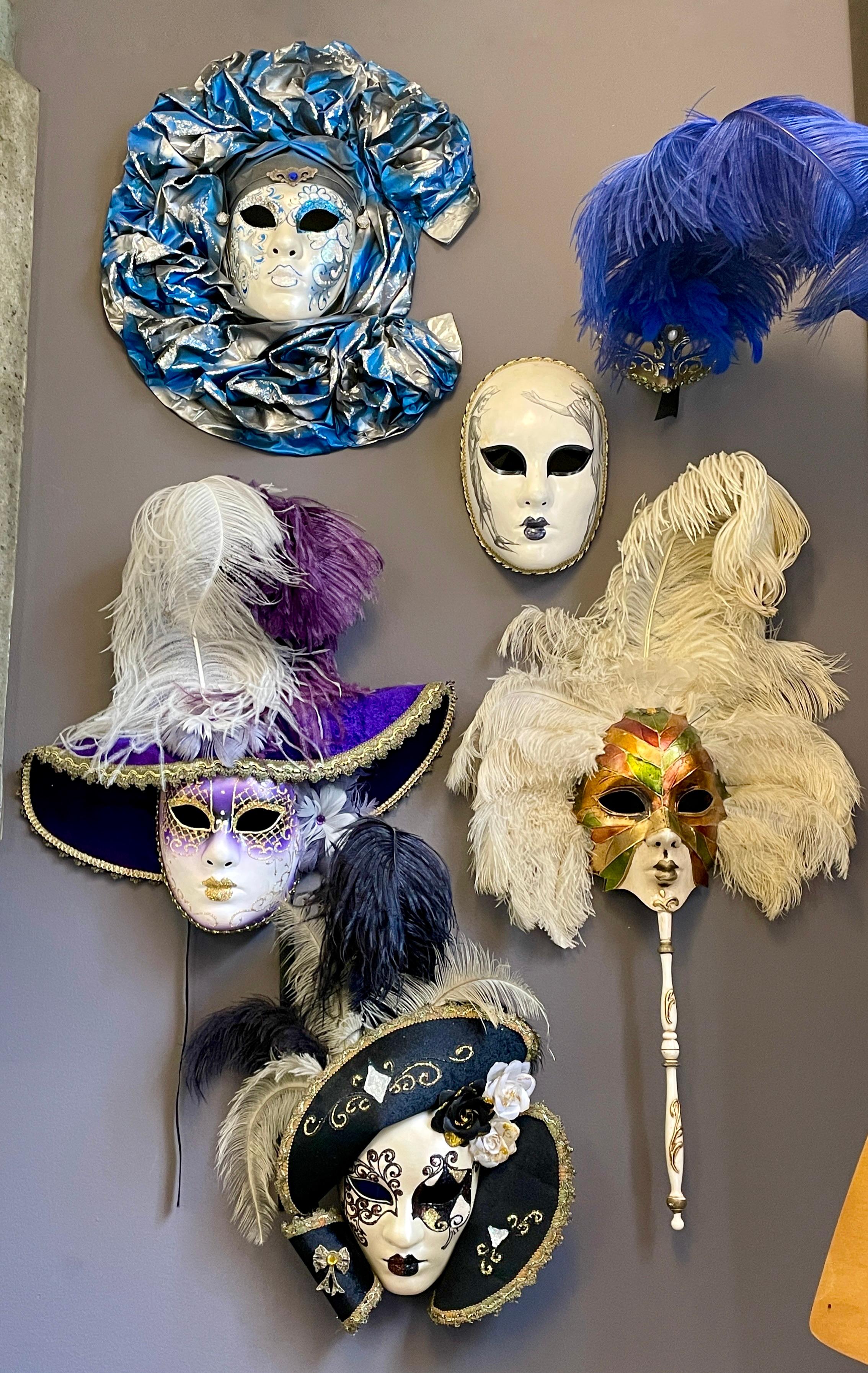 Masque de carnaval vénitien moderne italien fait à la main, bleu et or avec plumes en vente 2