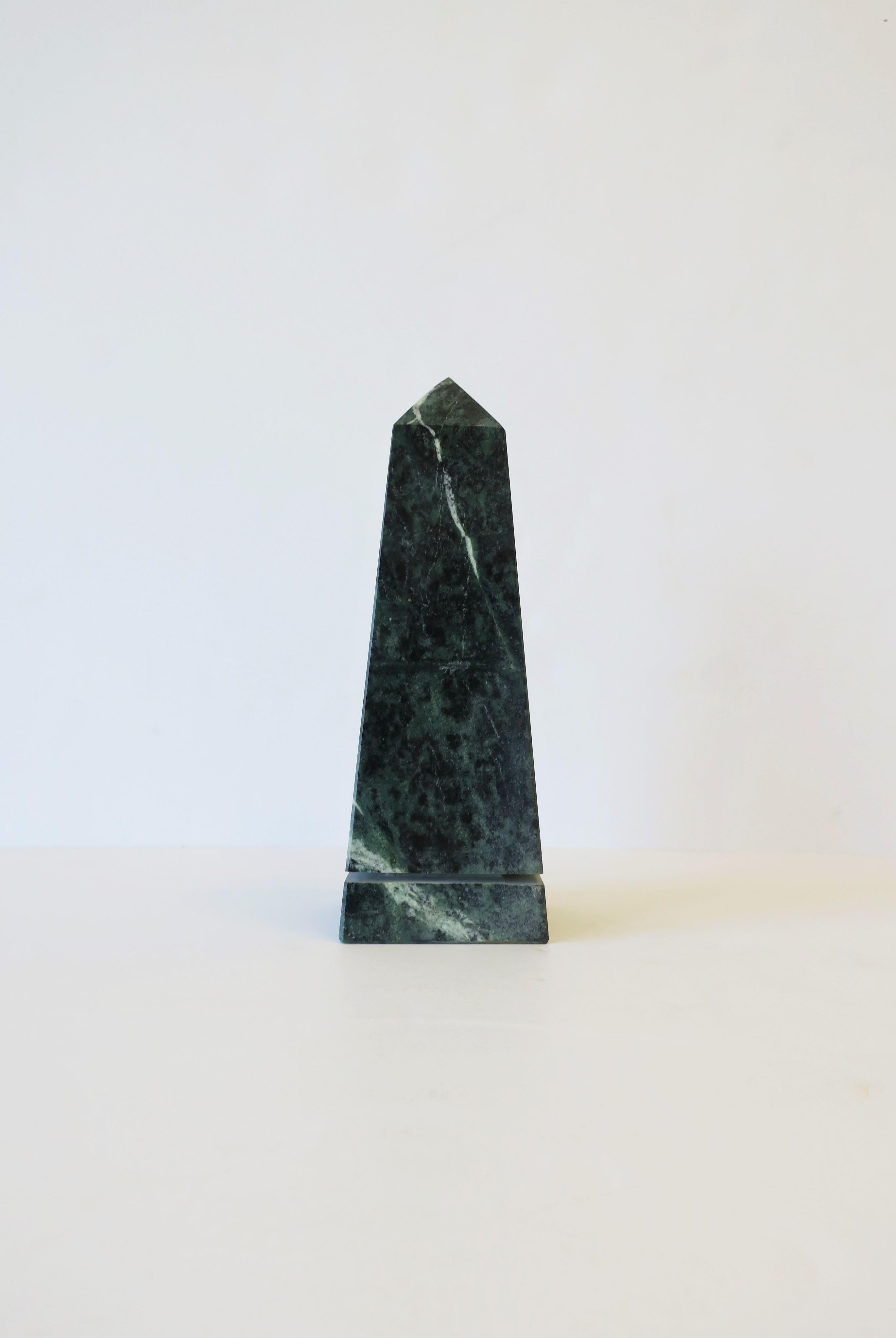 Italian Modern Dark Green Marble Obelisk Sculpture, circa 1970s In Good Condition For Sale In New York, NY