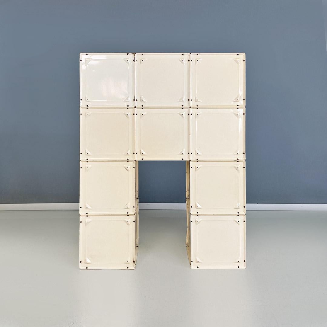 Italian modern very solid dirty white metal sel-supporting bookcase, 1970s For Sale 9