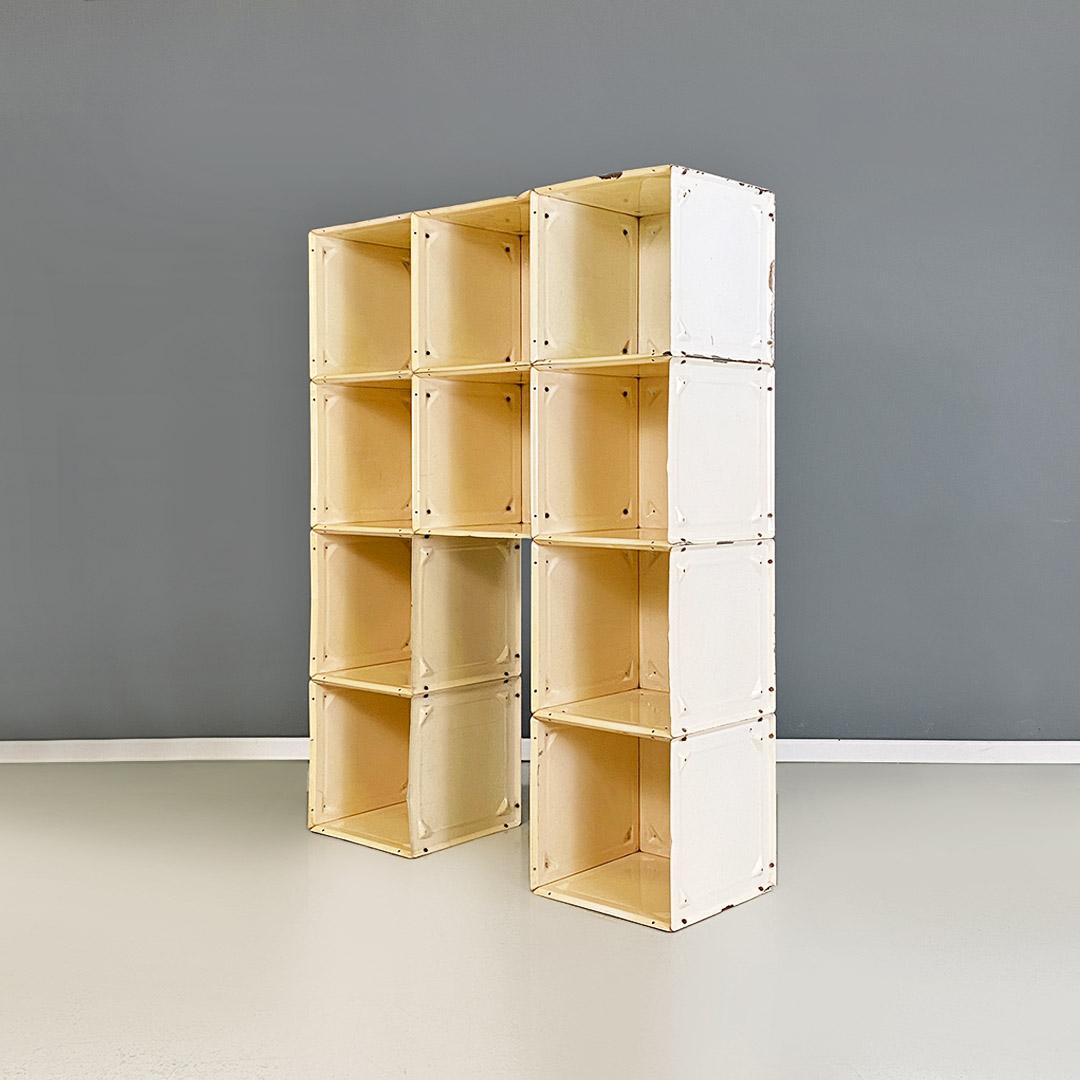 Italian modern very solid dirty white metal sel-supporting bookcase, 1970s For Sale 10
