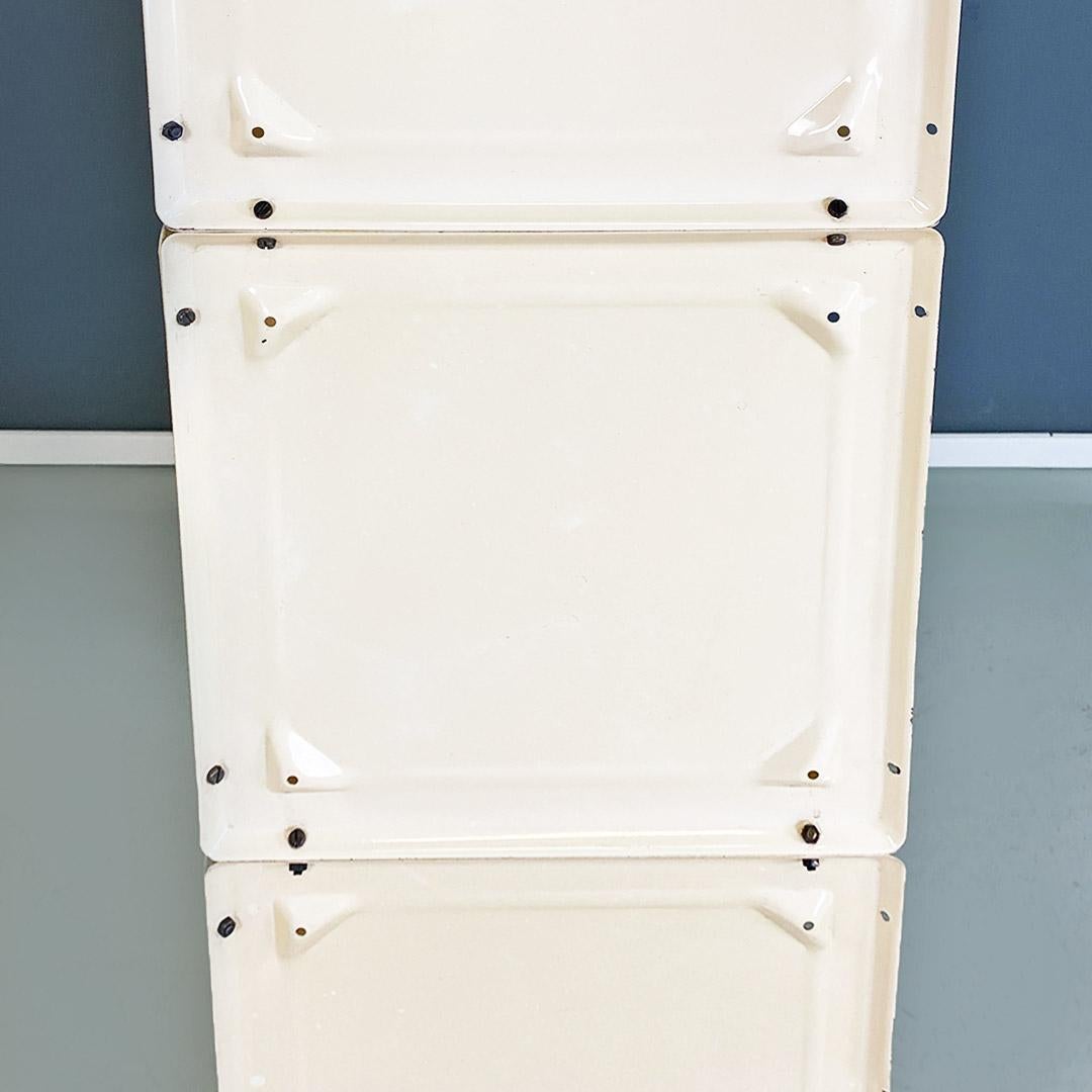 Italian modern very solid dirty white metal sel-supporting bookcase, 1970s For Sale 2