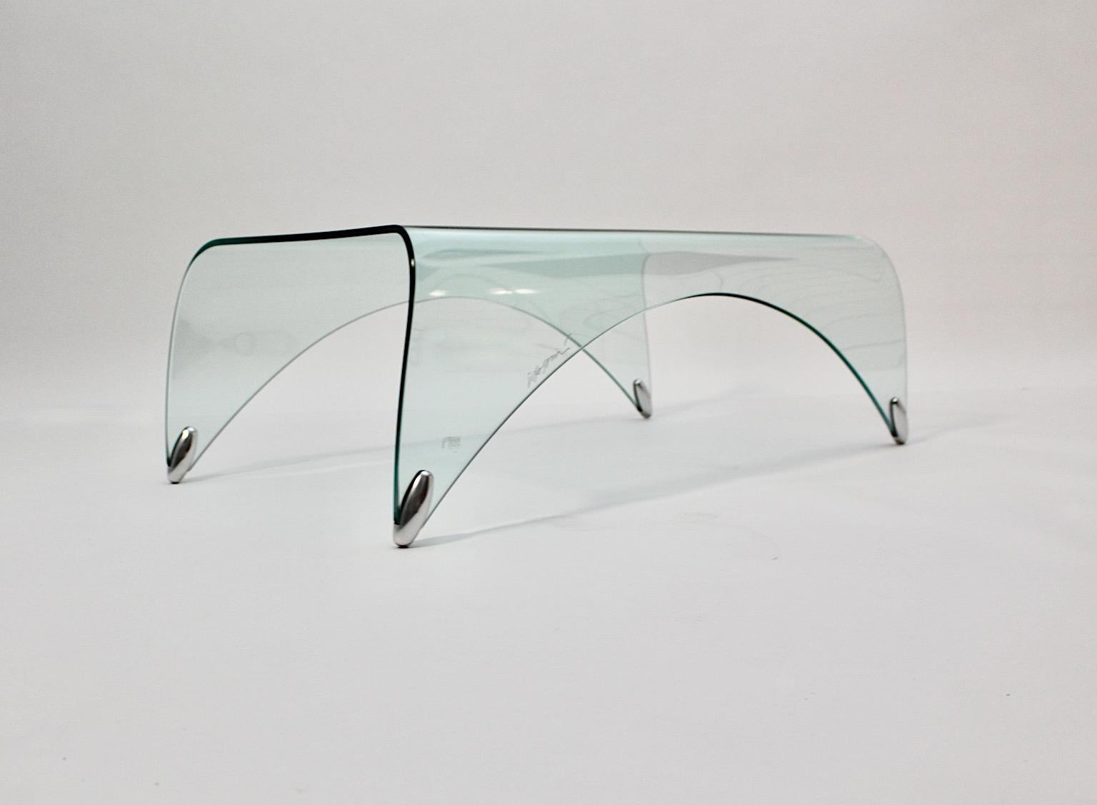 Modern vintage clear glass sofa table or side table by Massimo Iosa Ghini for Fiam, 20th century Italy.
A waterfall like sofa table from clear glass supported with metal feet designed by Massimo Iosa Ghini for Fiam, 20th century, Italy.
This