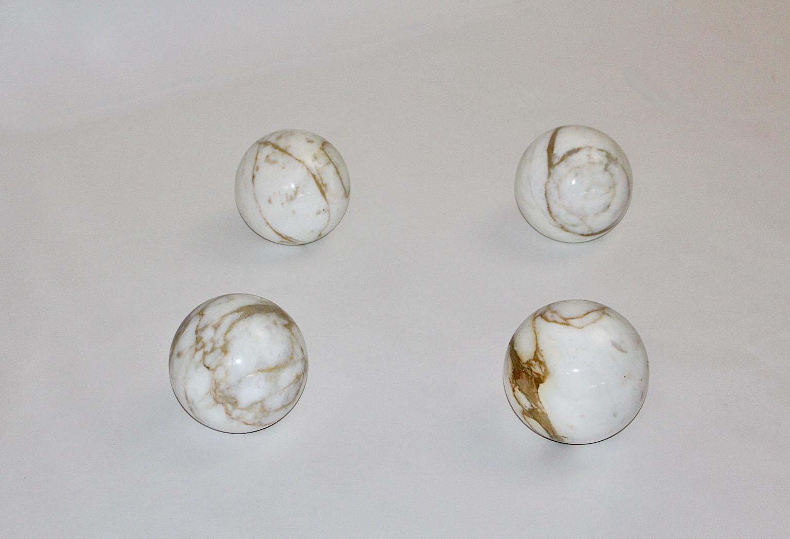 Italienische moderne Satz von 4 Vintage weißen Marmor Kugeln mit hellbraunen Streuseln gepfeffert entworfen und hergestellt in Italien 1970er Jahren.
Die schöne Farbe in sanften Tönen sorgt für ein wunderschönes Dekor in Ihrem Innenraum oder auf