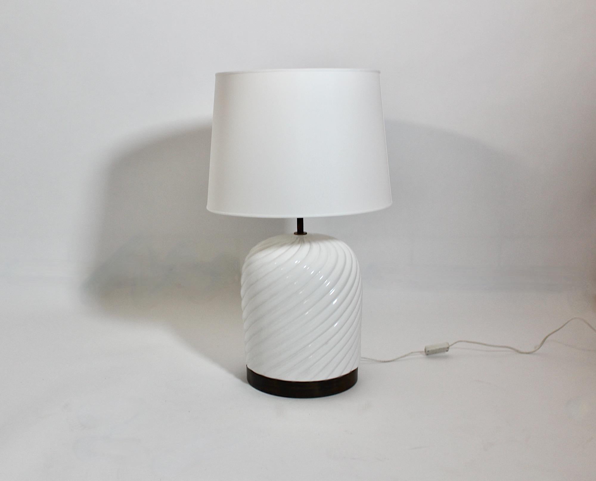 Lámpara de mesa italiana moderna vintage de cerámica blanca y latón Tommaso Barbi Años 70 Italia en venta 3