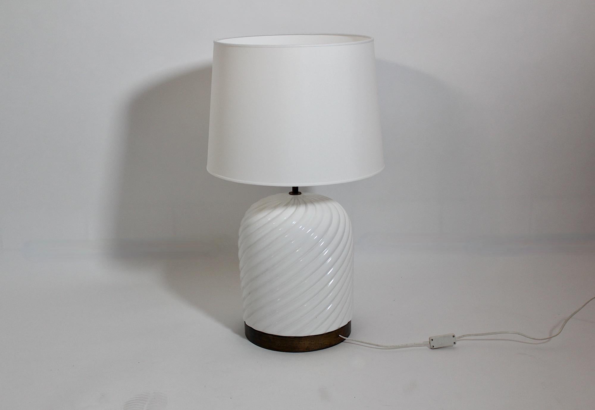 Lámpara de mesa italiana moderna vintage de cerámica blanca y latón Tommaso Barbi Años 70 Italia en venta 4