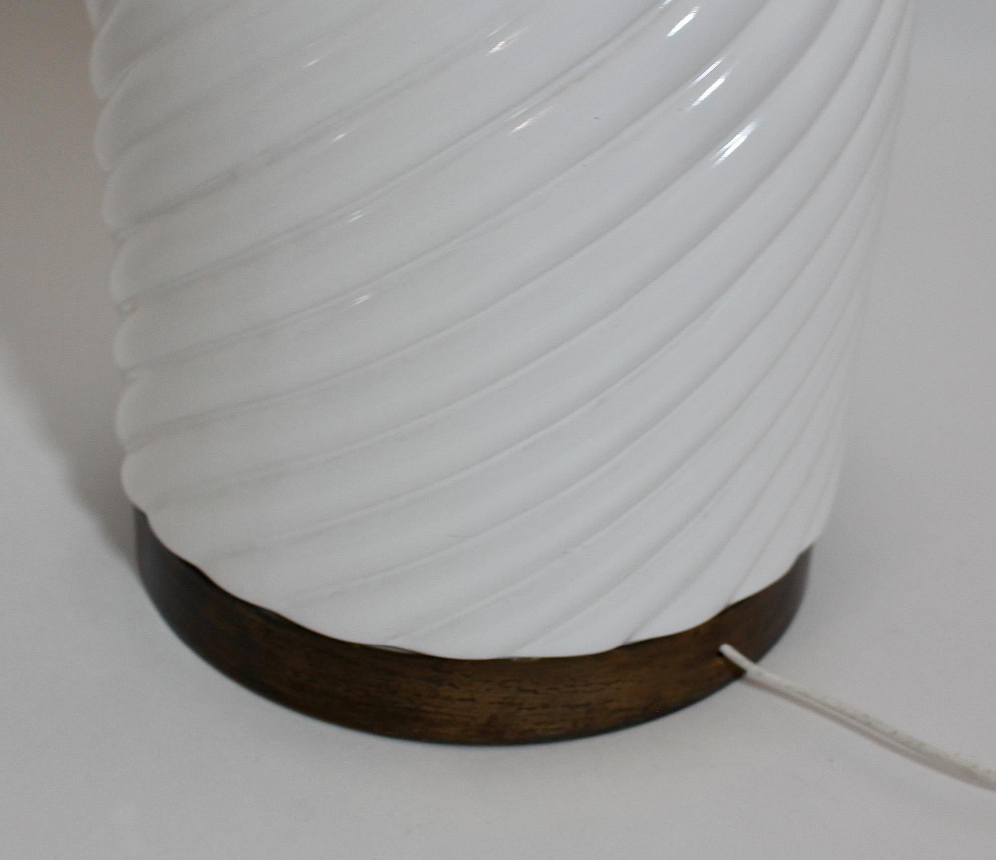 Lámpara de mesa italiana moderna vintage de cerámica blanca y latón Tommaso Barbi Años 70 Italia en venta 5