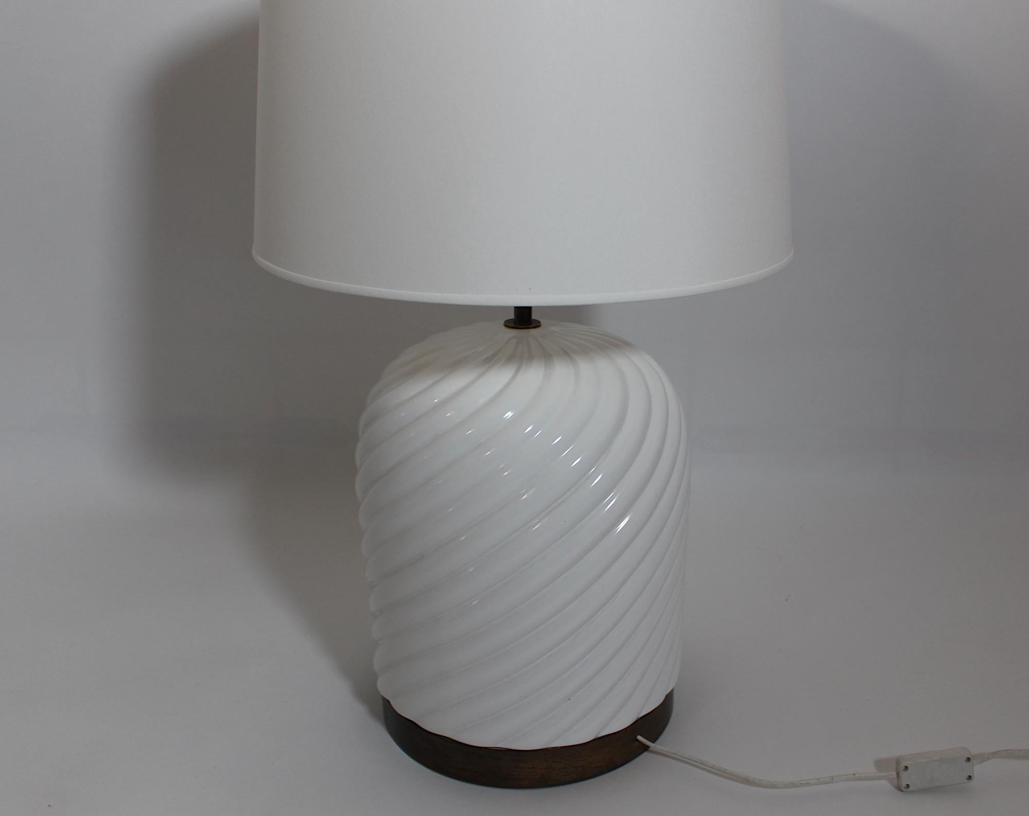 Lámpara de mesa italiana moderna vintage de cerámica blanca y latón Tommaso Barbi Años 70 Italia en venta 6