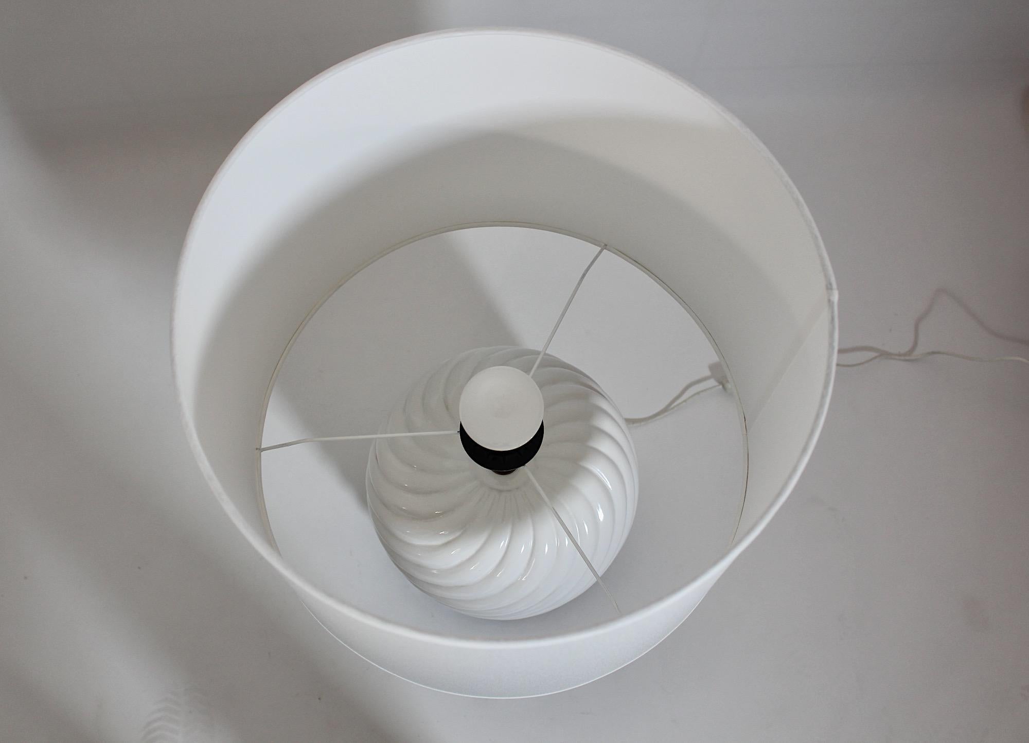 Lámpara de mesa italiana moderna vintage de cerámica blanca y latón Tommaso Barbi Años 70 Italia en venta 7