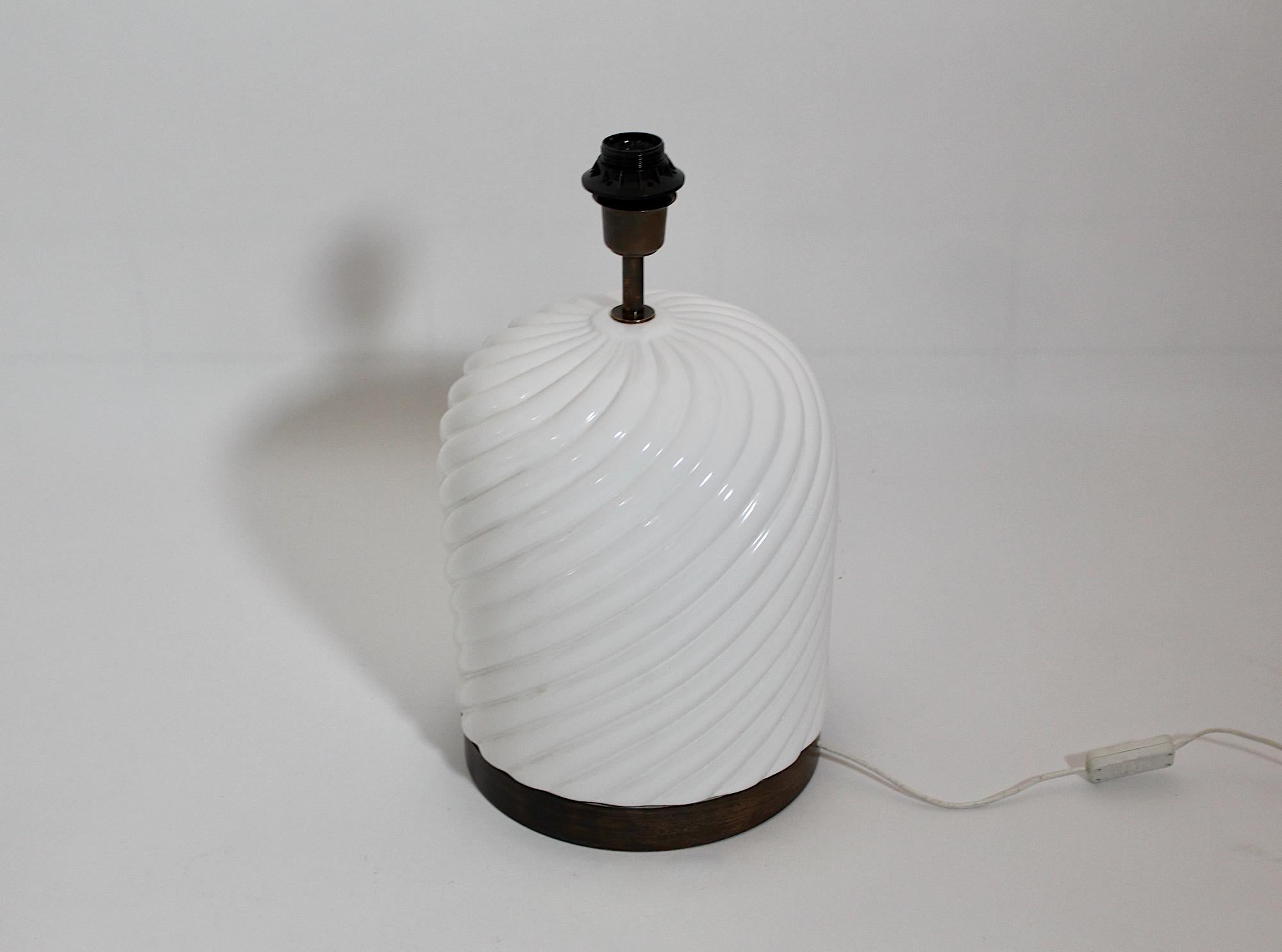 Lámpara de mesa italiana moderna vintage de cerámica blanca y latón Tommaso Barbi Años 70 Italia en venta 8