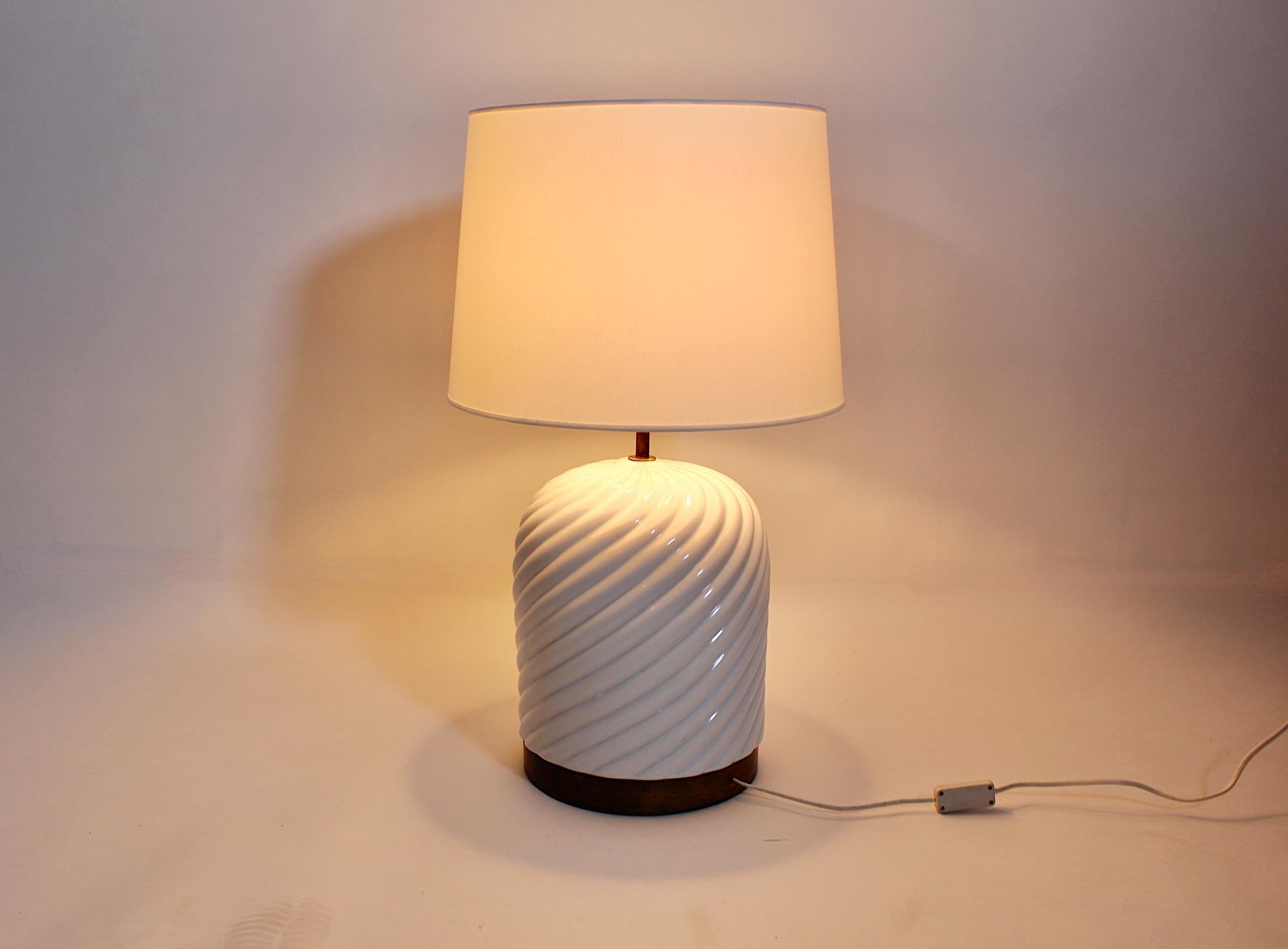 Lámpara de mesa italiana moderna vintage de cerámica blanca y latón de Tommaso Barbi, Italia, años 70.
Una elegante y sofisticada lámpara de sobremesa de cerámica blanca con borde de latón patinado en la parte inferior.
La estructura de esta lámpara