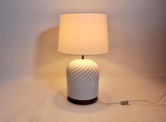 Lampe de table italienne moderne vintage en céramique blanche et laiton Tommaso Barbi 1970 Italie