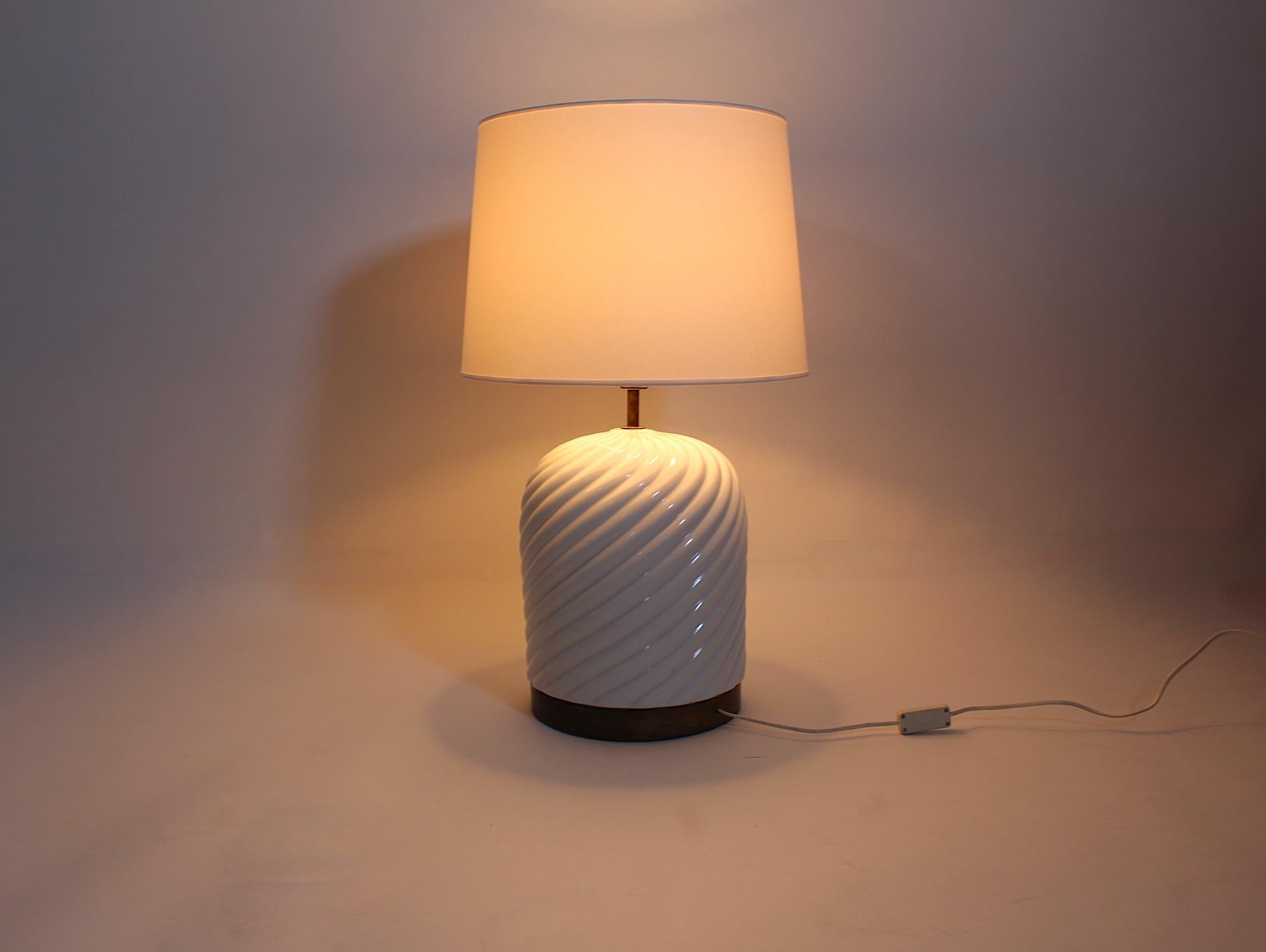 Lámpara de mesa italiana moderna vintage de cerámica blanca y latón Tommaso Barbi Años 70 Italia Moderno en venta