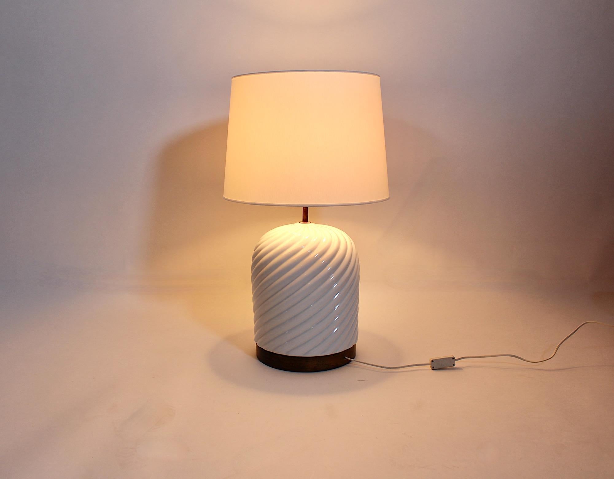 Lámpara de mesa italiana moderna vintage de cerámica blanca y latón Tommaso Barbi Años 70 Italia Italiano en venta