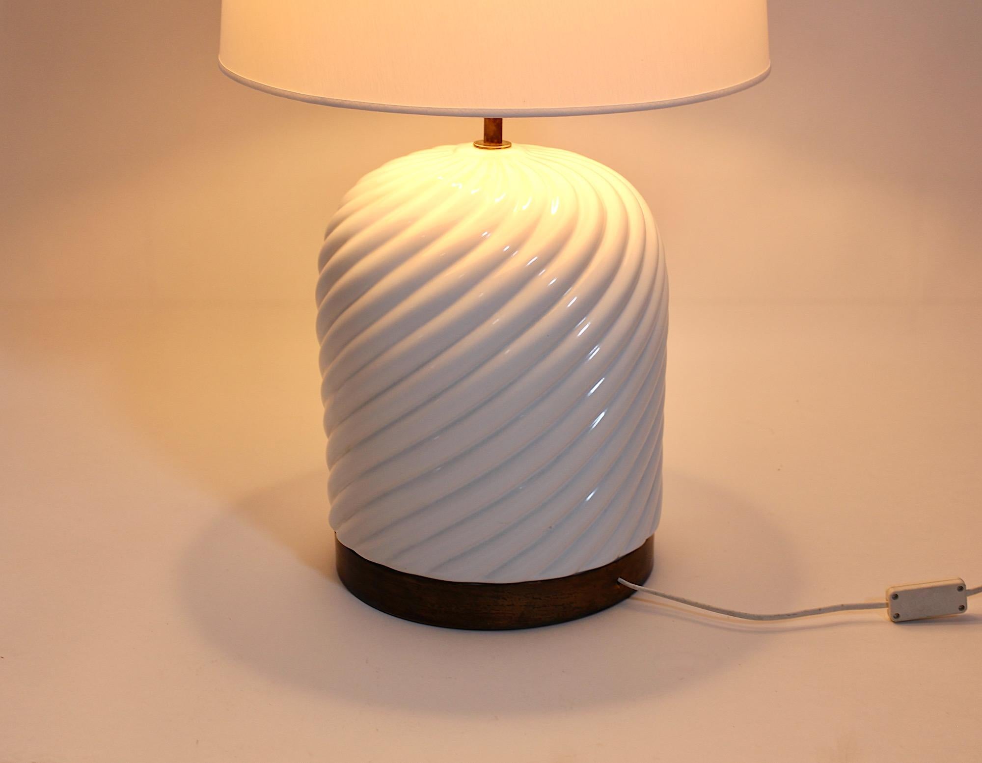 Lámpara de mesa italiana moderna vintage de cerámica blanca y latón Tommaso Barbi Años 70 Italia en Bueno estado para la venta en Vienna, AT