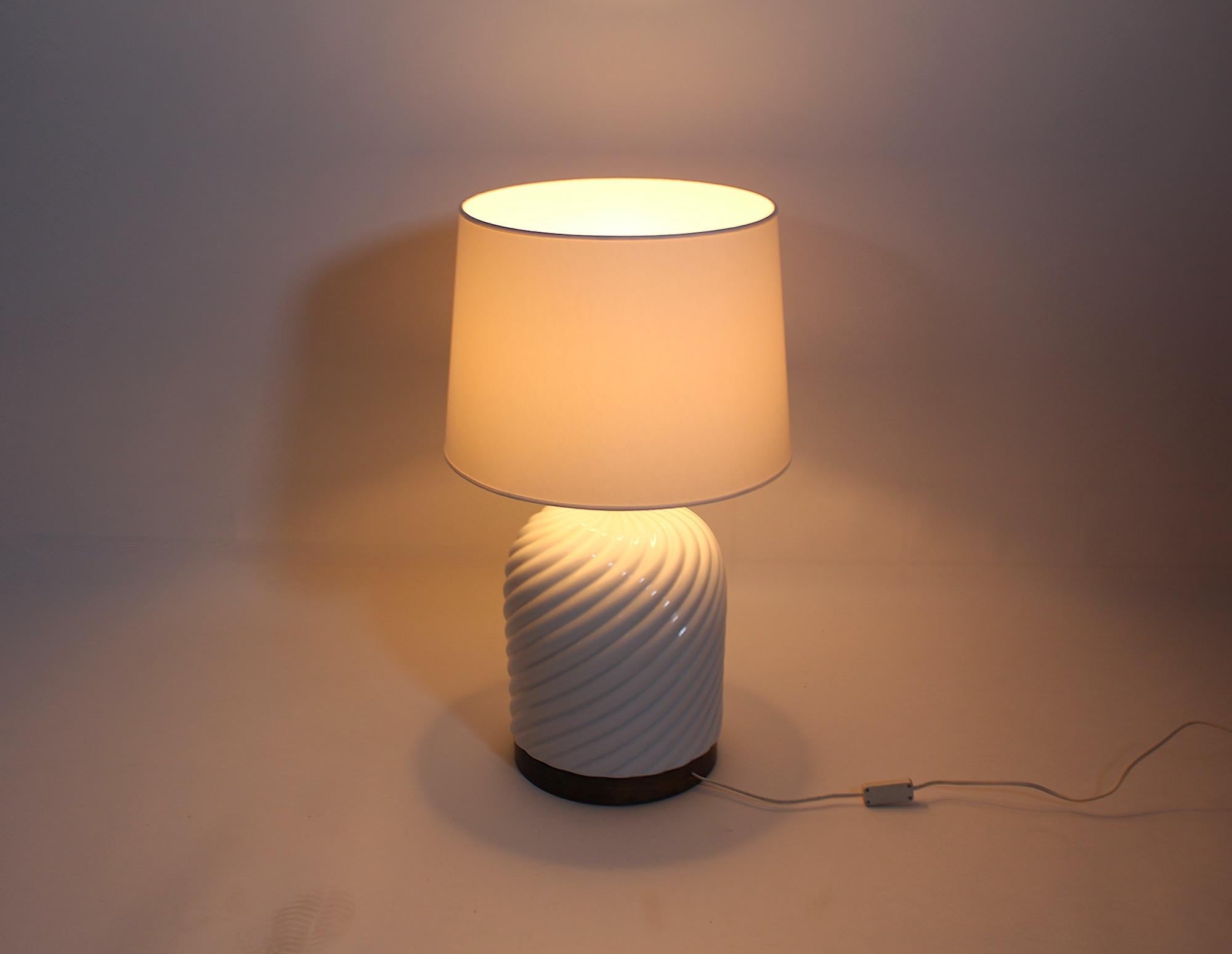 Lámpara de mesa italiana moderna vintage de cerámica blanca y latón Tommaso Barbi Años 70 Italia finales del siglo XX en venta