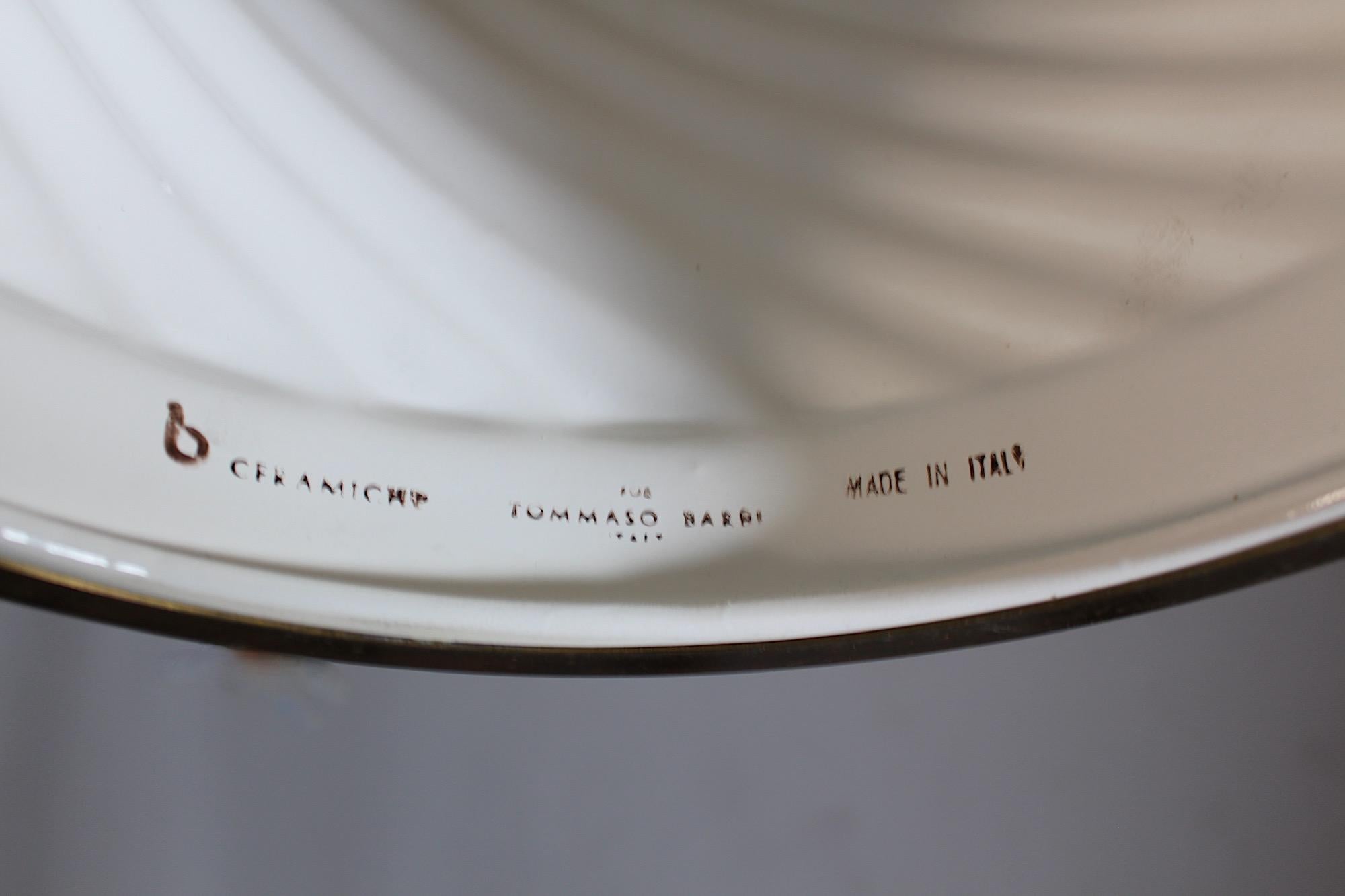 Lámpara de mesa italiana moderna vintage de cerámica blanca y latón Tommaso Barbi Años 70 Italia Latón en venta