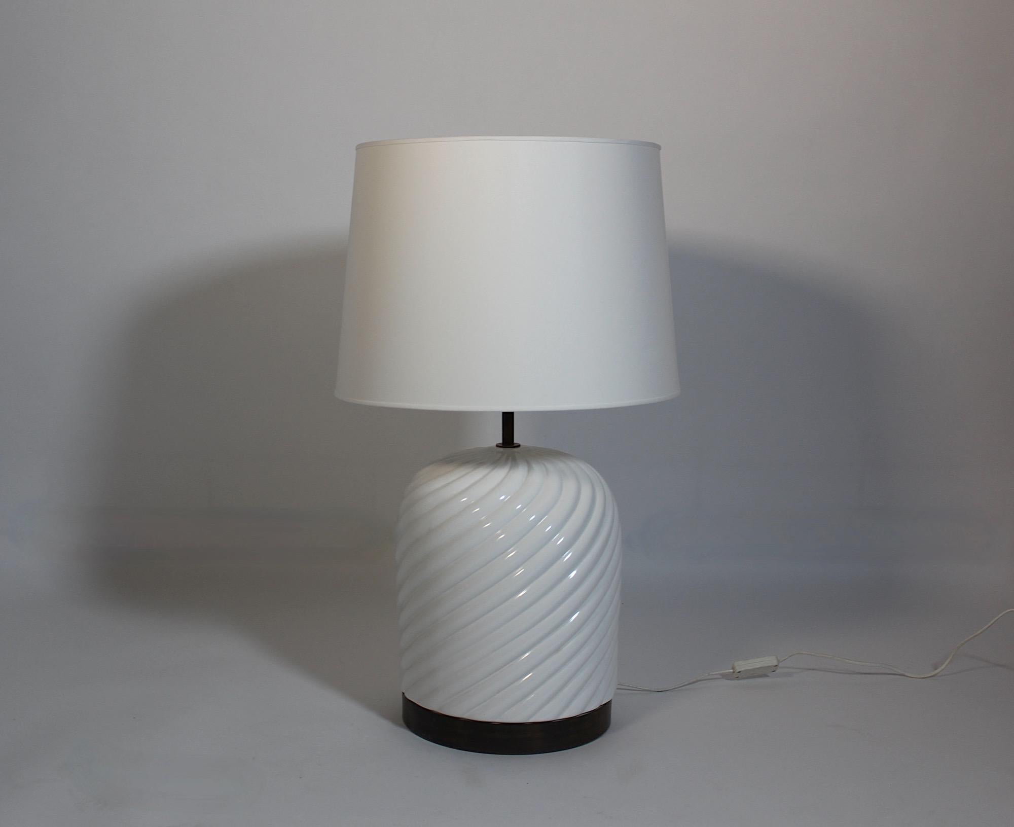 Lámpara de mesa italiana moderna vintage de cerámica blanca y latón Tommaso Barbi Años 70 Italia en venta 1