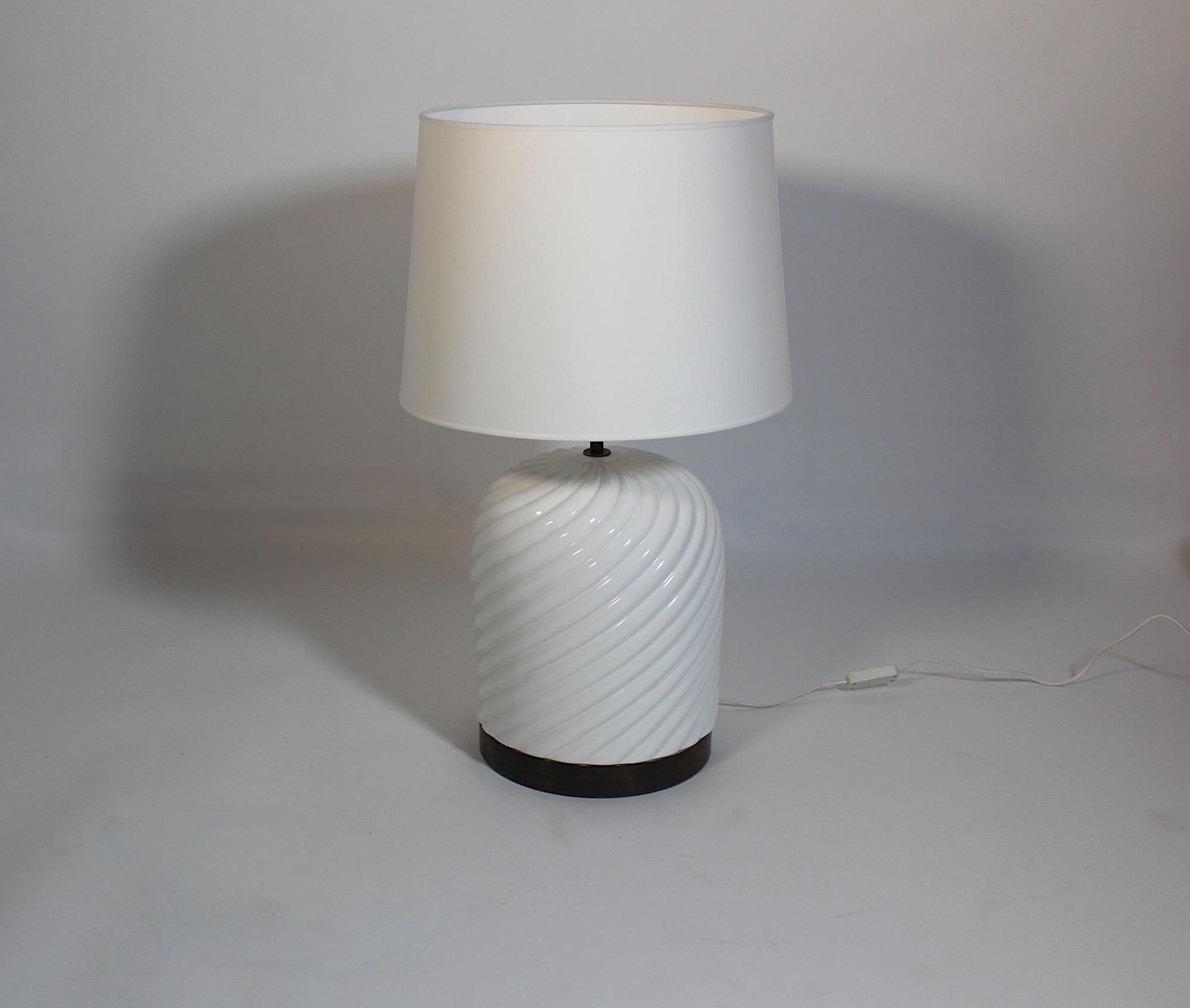 Lámpara de mesa italiana moderna vintage de cerámica blanca y latón Tommaso Barbi Años 70 Italia en venta 2