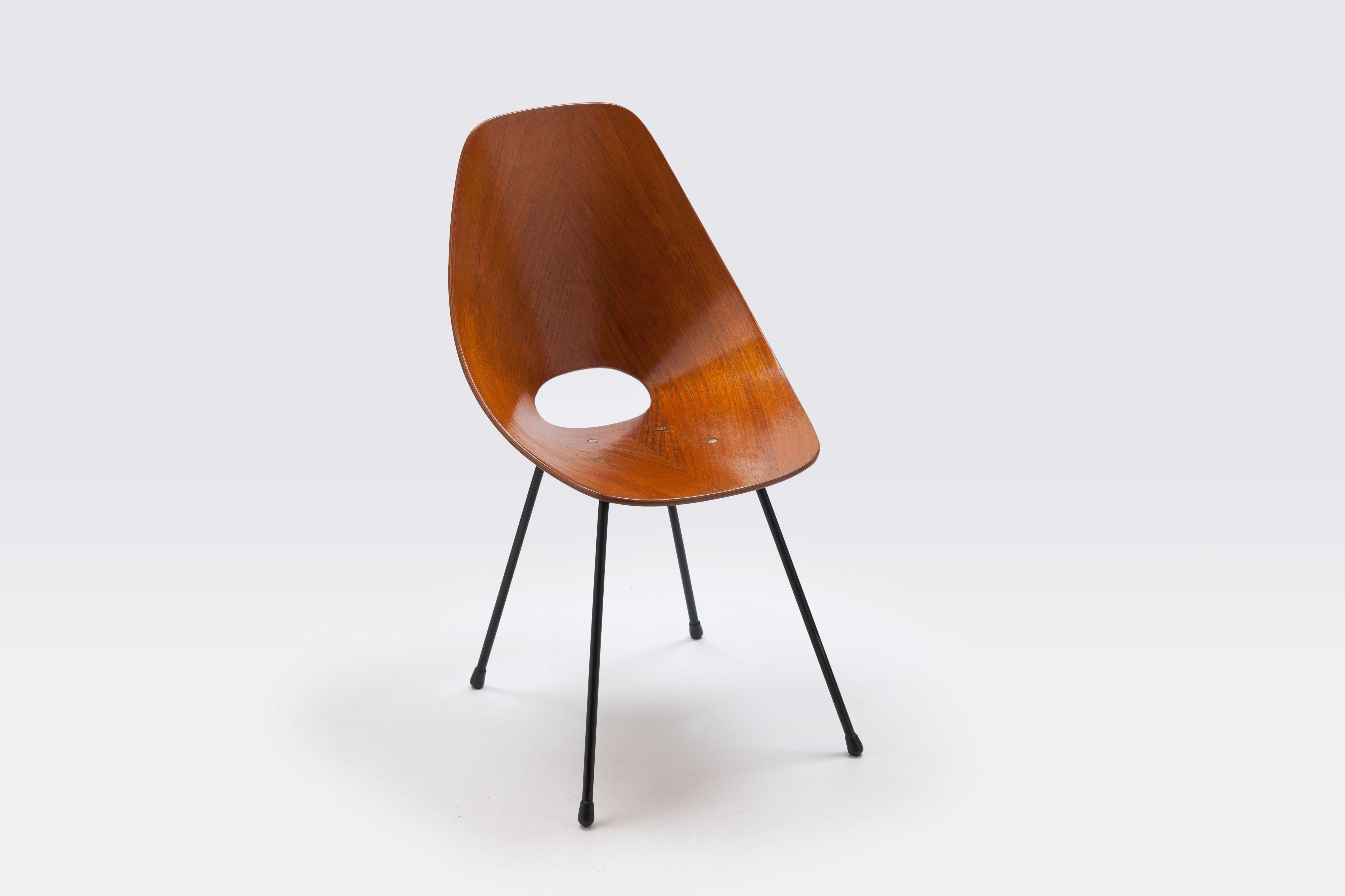 Vittorio Nobili Stuhl „Medea“ aus Nussbaumholz, Sperrholz und Messing (Moderne der Mitte des Jahrhunderts) im Angebot