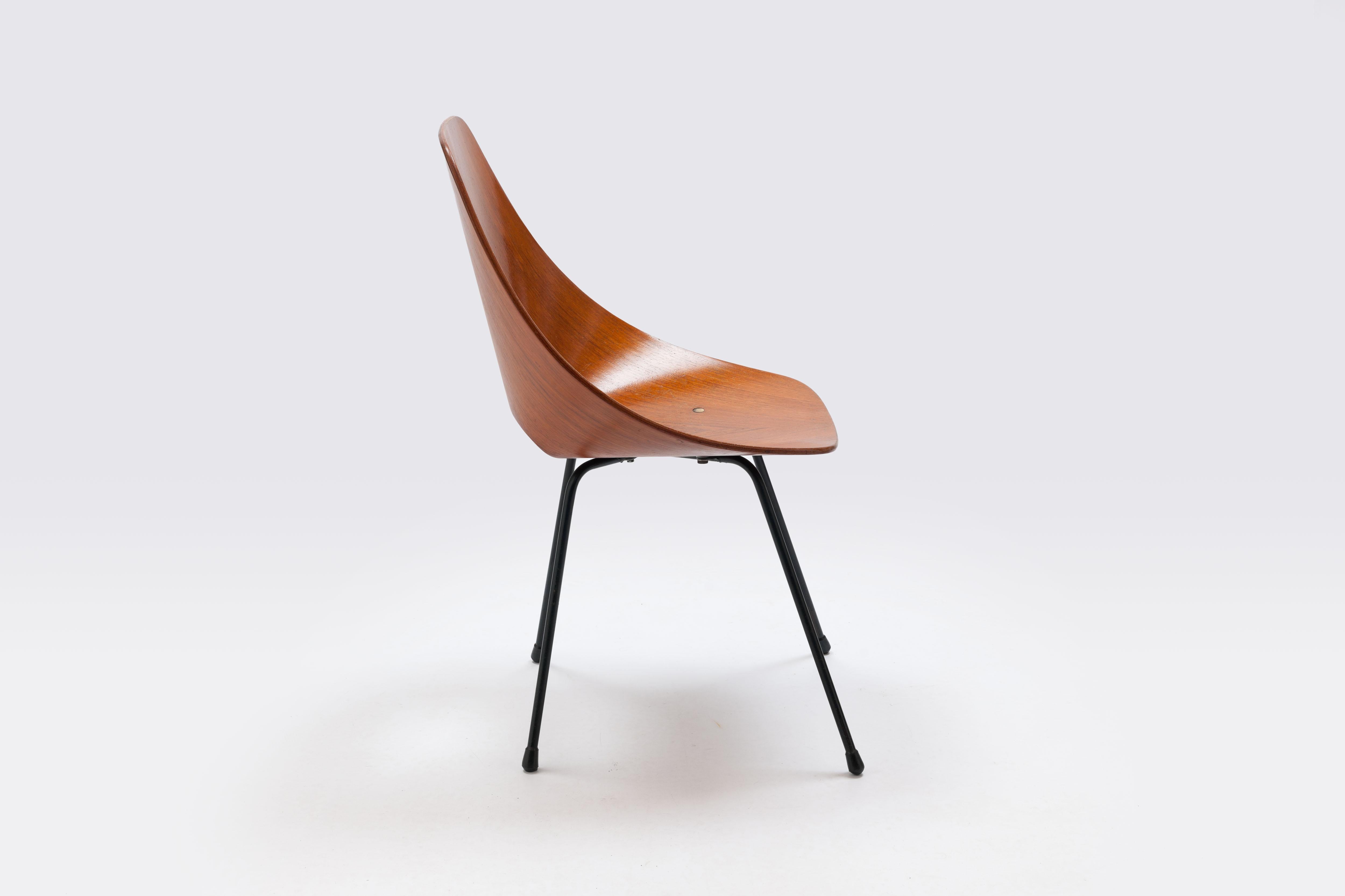 Vittorio Nobili Walnut Plywood & Brass 'Medea' Chair In Good Condition For Sale In Utrecht, NL
