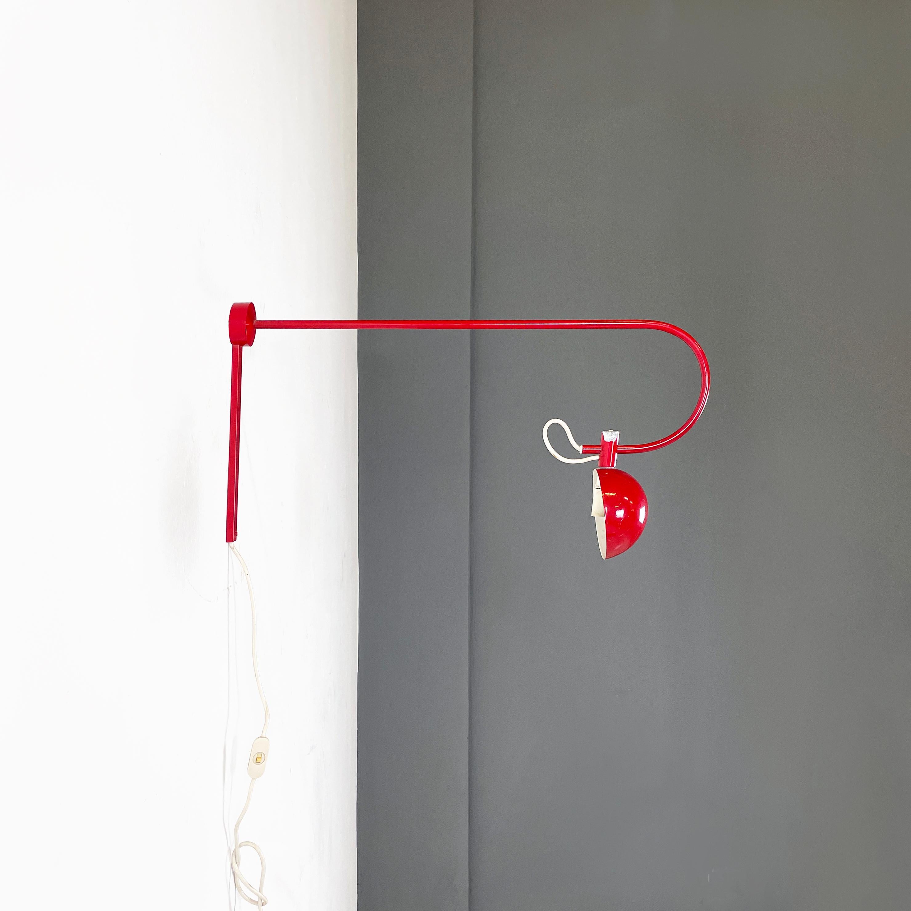 Italian modern Wall adjustable arm lamp in red and white metal, 1970s In Good Condition For Sale In MIlano, IT