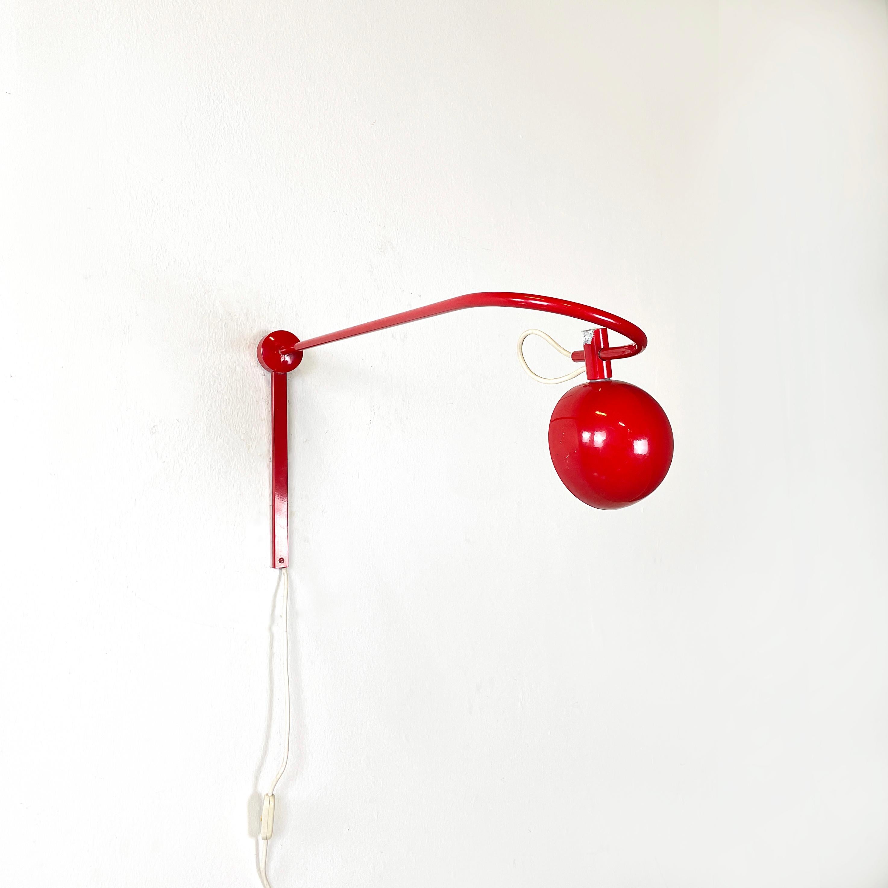 Late 20th Century Italian modern Wall adjustable arm lamp in red and white metal, 1970s For Sale