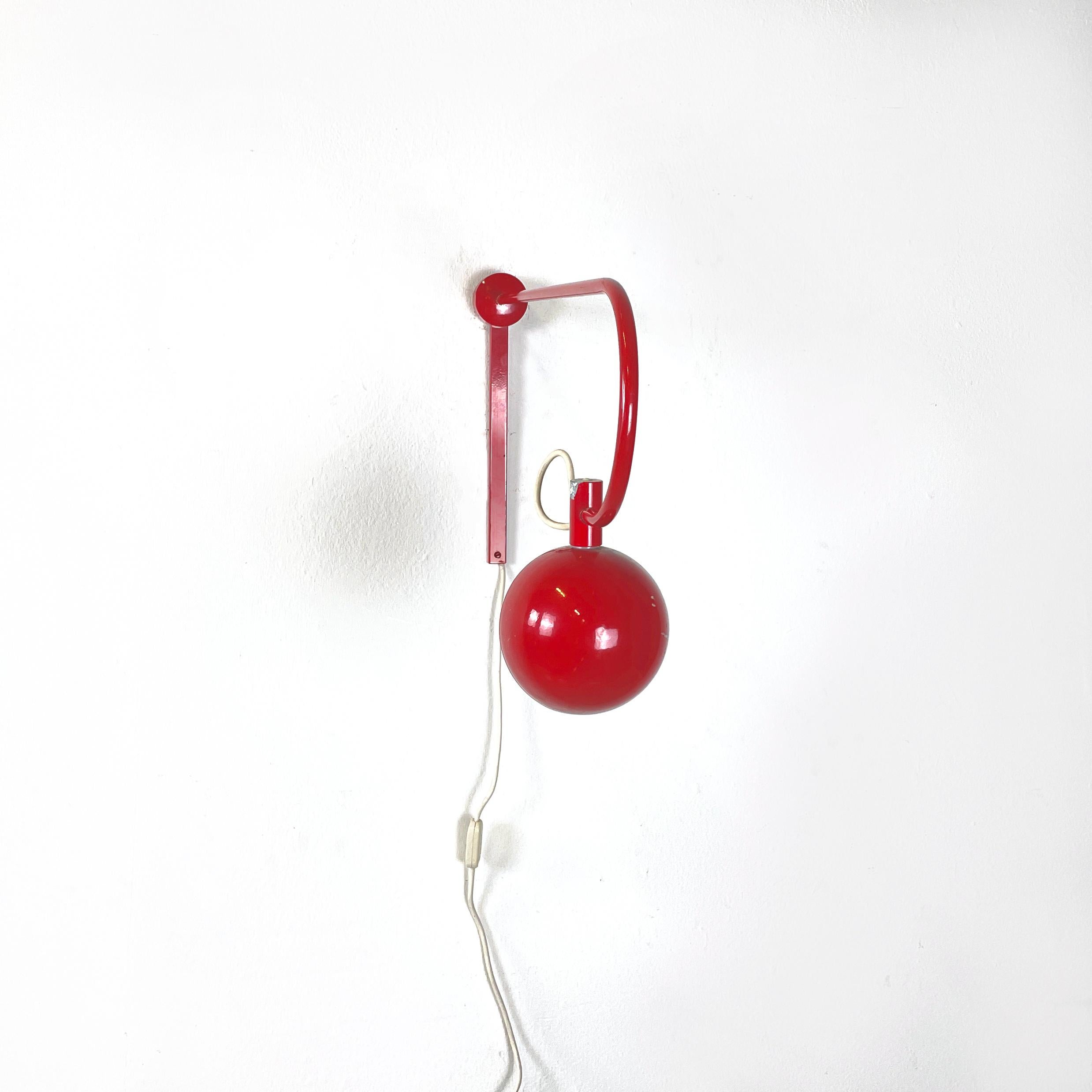 Metal Italian modern Wall adjustable arm lamp in red and white metal, 1970s For Sale