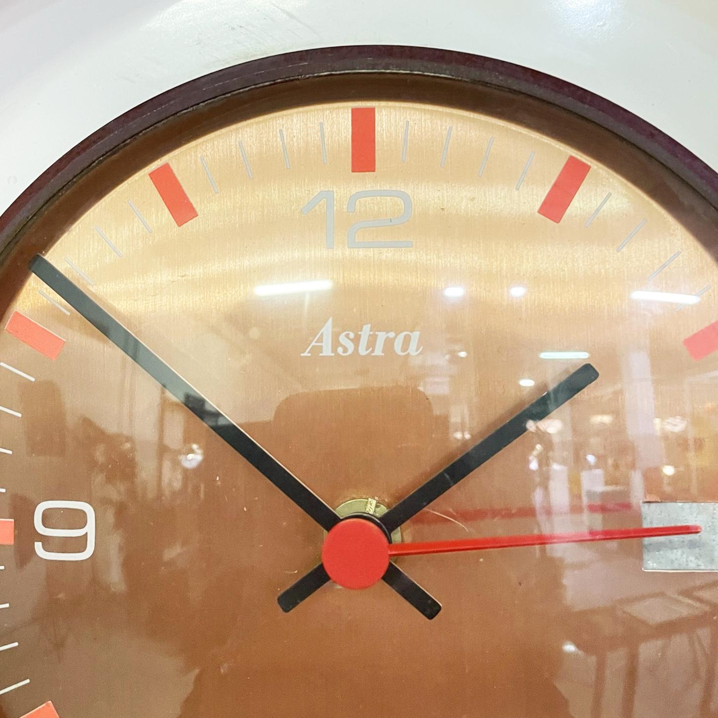 Italian Modern Wall Clock in White and Orange Wood and Metal by Astra, 1980s In Good Condition In MIlano, IT