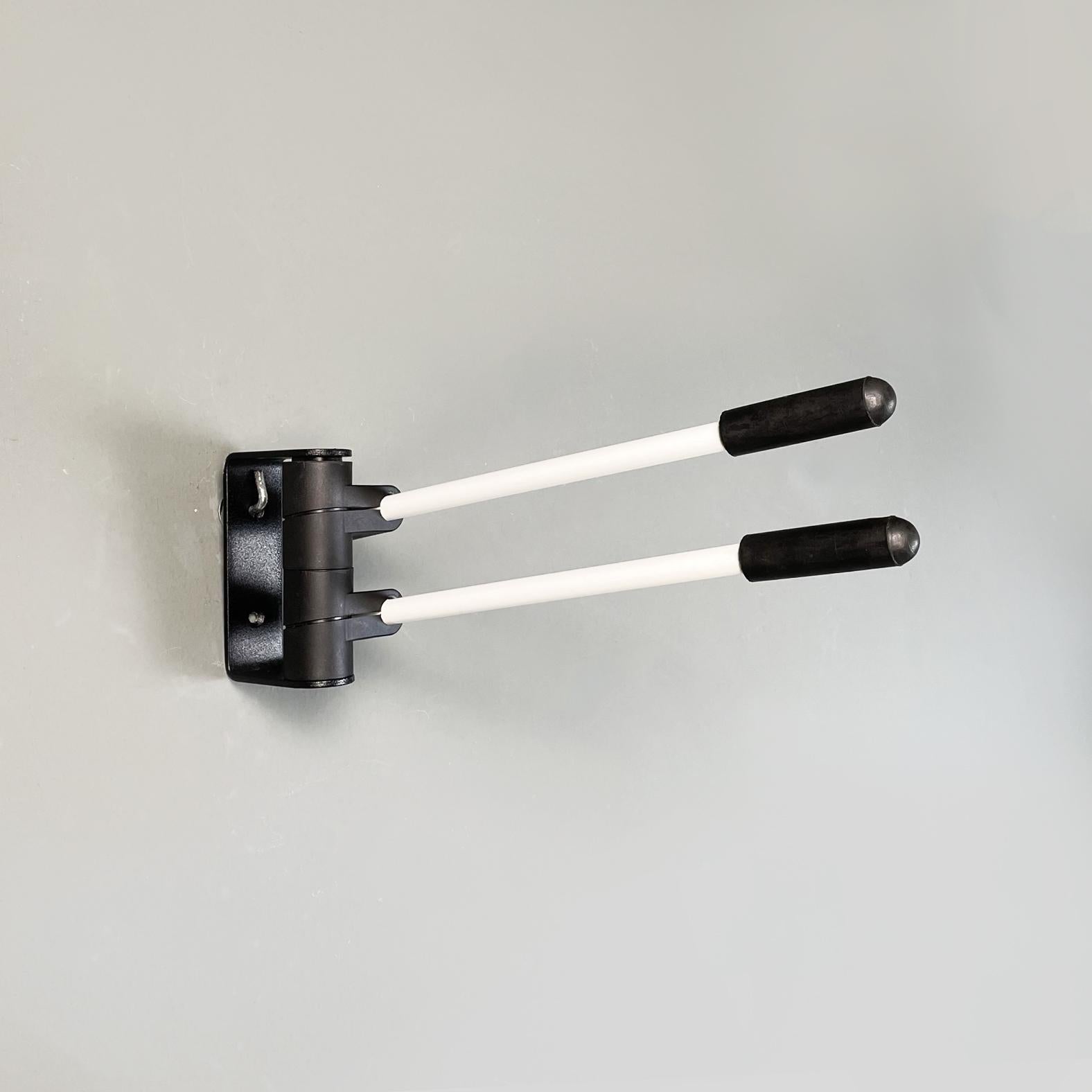 Italian modern Wall hanger Signa by De Pas, D'urbino and Lomazzi for Artemide, 1970s
Wall coat hanger mod. Signa made up of two movable arms in white painted tubular metal with black rubber tips. The base fixed to the wall is rectangular in black