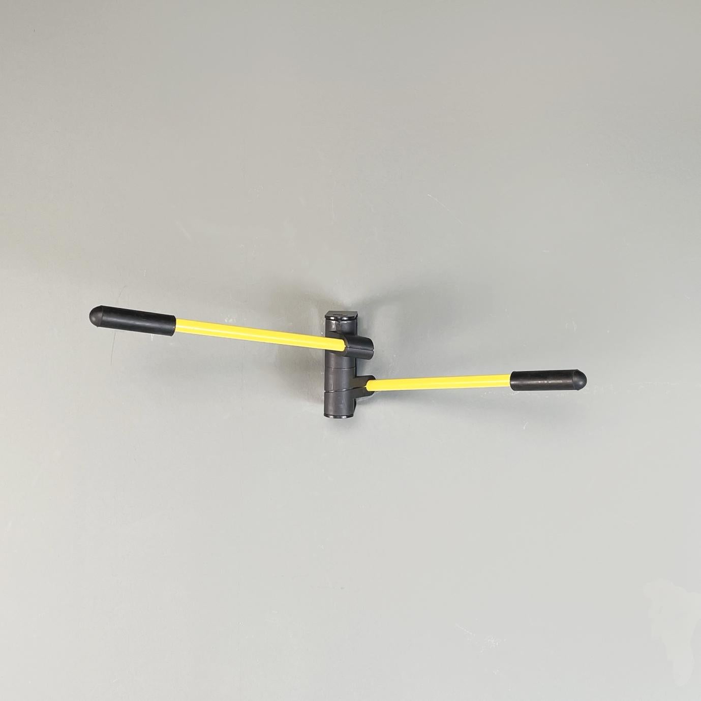 Italian modern Wall hanger Signa by De Pas, D'urbino and Lomazzi for Artemide, 1970s
Wall coat hanger mod. Signa made up of two movable arms in yellow painted tubular metal with black rubber tips. The base fixed to the wall is rectangular in black