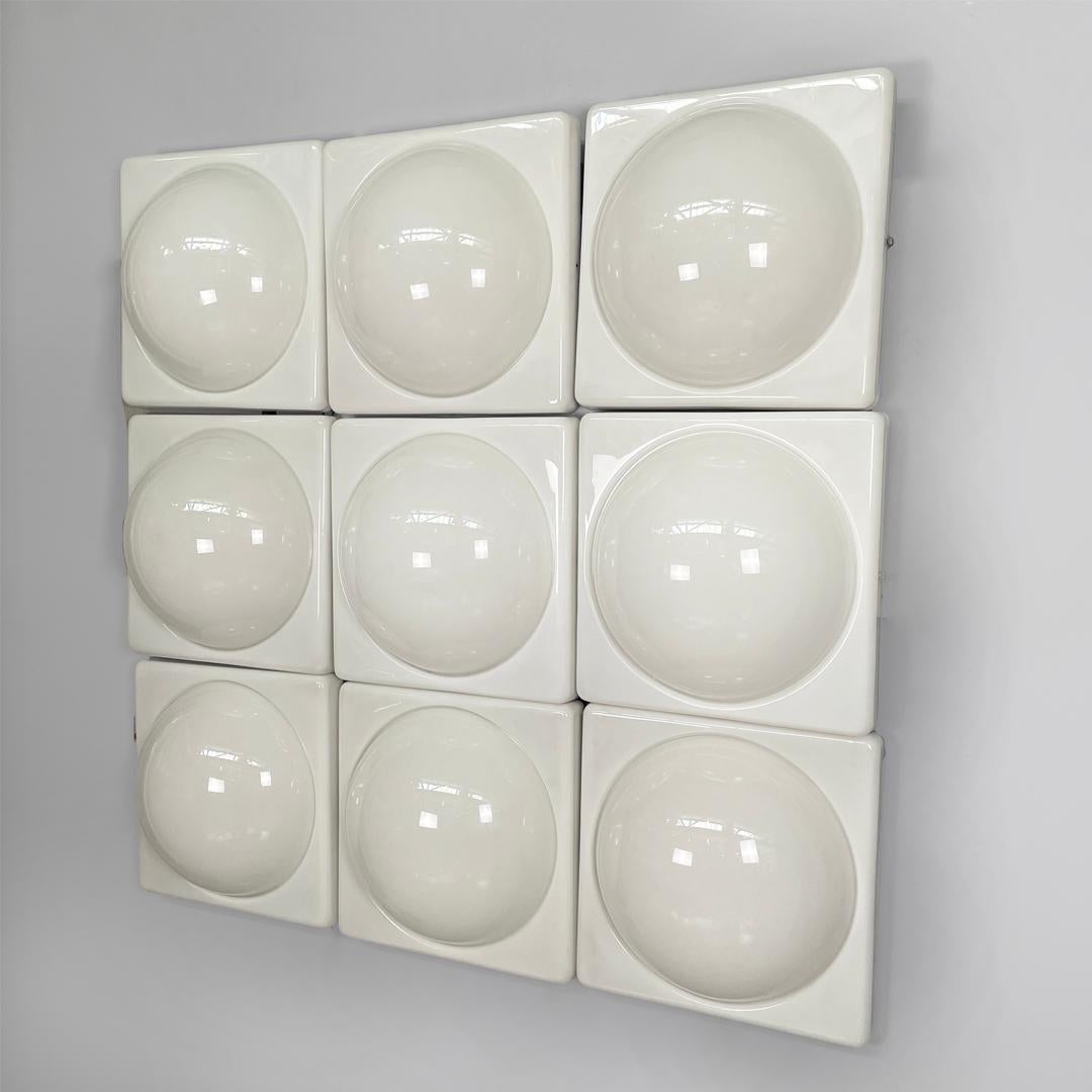 Moderne italienische Wandleuchte aus weißem Kunststoff für L. & G. Pancaldi, 1980er Jahre
Satz von neun Wandlampen mit halbkugelförmigem Diffusor aus geformtem Kunststoff. Der Sockel ist quadratisch und besteht aus opak-weißem Kunststoff.
Produziert