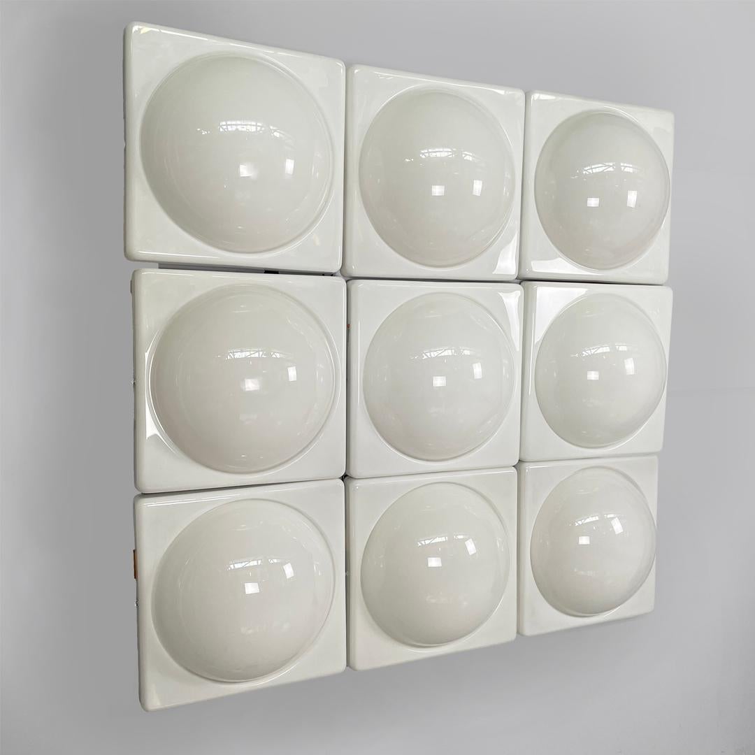 Moderne italienische Wandleuchte aus weißem Kunststoff für L. & G. Pancaldi, 1980er Jahre im Zustand „Gut“ im Angebot in MIlano, IT